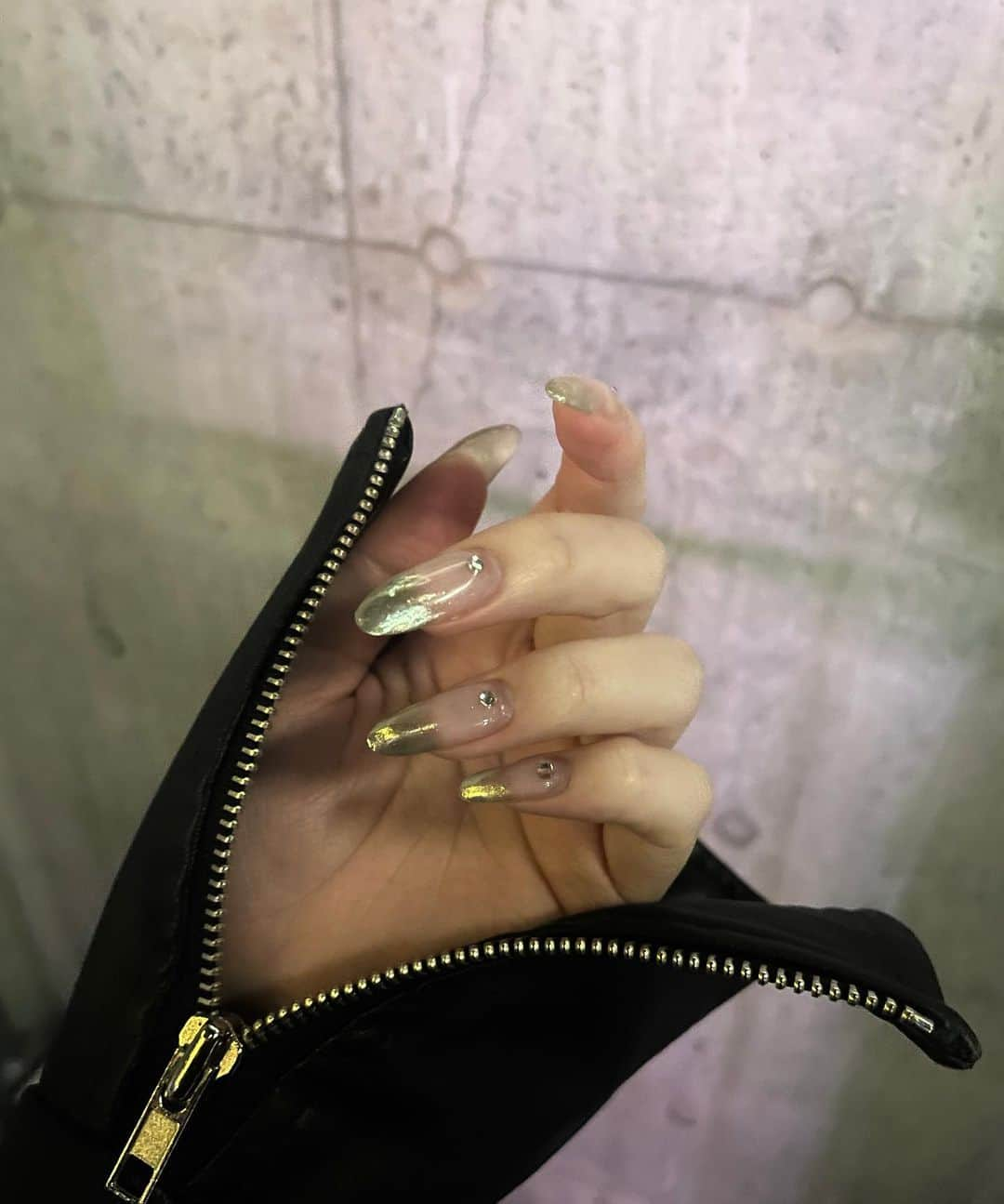 SAKURAのインスタグラム：「🖤nails  @lilybeautynail  @bmoon_mizuki   4月のネイルいつもよりシンプルめでスクエア卒業した🫶🏻 ミラーのグラデーションかわいい💕」