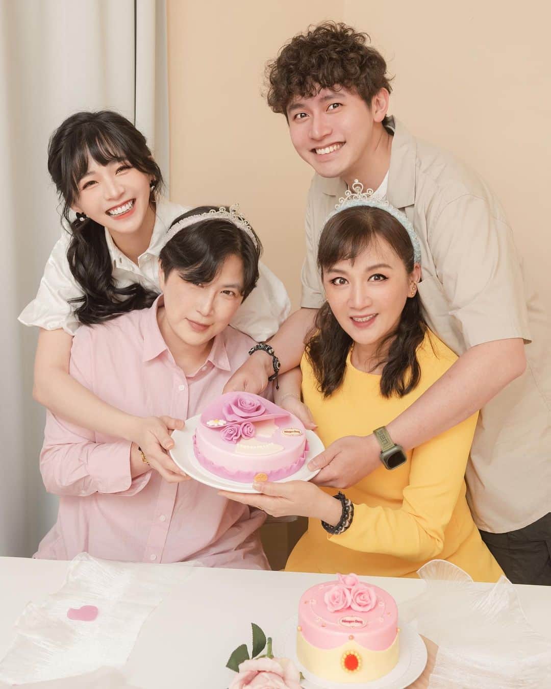 陳語謙のインスタグラム：「我們家的大日子～母親節要到了💐(σ̴̶̷̤ . σ̴̶̷̤ )♡ 還記得小時候我和哥哥跟著媽媽一起生活 媽媽即使忙著工作，身兼多職賺錢養我們 依然讓我們在一個充滿的愛的家庭長大～照顧著我們💦 小時候覺得好玩，而且只要跟媽媽一起就很幸福開心 長大後才明白媽媽載著兩個小娃兒的心酸與無奈(っ ̯ -｡) 在我心中，媽媽就是最𝘘𝘶𝘦𝘦𝘯的存在 超有女王風範👑 .ᐟ.ᐟ.ᐟ   9年前家裡多了一位家庭成員 我跟哥哥多了一位媽咪👩‍👩‍👧‍👦 母親節對我們來說就更有意義了 媽媽最愛吃的就是蛋糕🍰 總會在忙碌後吃上一塊蛋糕做為犒賞自己的小確幸 這次輪到我來寵愛媽媽跟媽咪了.ᐟ 特別準備了哈根達斯 @haagendazstw 母親節蛋糕  👑玫瑰皇冠&花帽綻放💝 兩種口味都包含今年春季限定的藍莓塔口味冰淇淋 是甜而不膩、清爽可口的冰淇淋蛋糕～ 每一口搭配著酥脆塔皮 都可以感受到濃郁藍莓香氣～太滿足了.ᐟ  🍰玫瑰皇冠 皇冠造型代表著媽媽就像Queen一般高雅 完美結合草莓+香草+藍莓塔口味冰淇淋 每一口享受著Queen一般的幸福時刻  🍰花帽綻放 描繪帶著玫瑰花禮帽的優雅女士 象徵媽媽迷人高雅的風采~ 搭配草莓與藍莓塔冰淇淋 內外兼具～好吃又漂亮的蛋糕💝   今年母親節，快享用哈根達斯 讓媽媽享受著極致寵愛跟專屬優雅吧   ˗ˋˏ活動優惠資訊ˎˊ˗ 5月14日前加入哈根達斯會員即享雙重優惠： ★購買任一顆蛋糕折扣後滿千送百(現金抵用券) ★蛋糕第二顆現折250元💰  https://maac.io/23gEH  身邊圍繞著媽媽、媽咪、婆婆，真的好幸福💫 打到這邊懷裡的妍妍在扭了~先去餵ㄋㄟㄋㄟ囉👋🏻   #哈根達斯 #HäagenDazs #最REAL的心意獻給MYQUEEN #母親節蛋糕 #DontHoldBack」