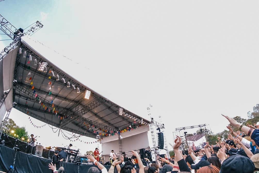 田辺由明さんのインスタグラム写真 - (田辺由明Instagram)「【ARABAKI ROCK FEST.23】ありがとうございました！！  去年に引き続き3度目の出演。 大自然に囲まれて音を出せるアラバキが大好きだ！！  初めてマカロニえんぴつを観て下さった方も、いつも応援してくれている方も本当にありがとうございます。  これからもどうかマカロニえんぴつをよろしくお願い致します🙇‍♂️  #arabaki #マカロニえんぴつ」4月30日 21時56分 - toriashi_vyt