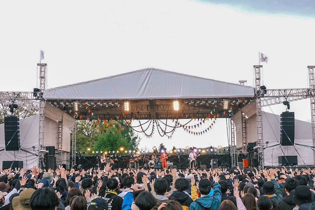 田辺由明さんのインスタグラム写真 - (田辺由明Instagram)「【ARABAKI ROCK FEST.23】ありがとうございました！！  去年に引き続き3度目の出演。 大自然に囲まれて音を出せるアラバキが大好きだ！！  初めてマカロニえんぴつを観て下さった方も、いつも応援してくれている方も本当にありがとうございます。  これからもどうかマカロニえんぴつをよろしくお願い致します🙇‍♂️  #arabaki #マカロニえんぴつ」4月30日 21時56分 - toriashi_vyt