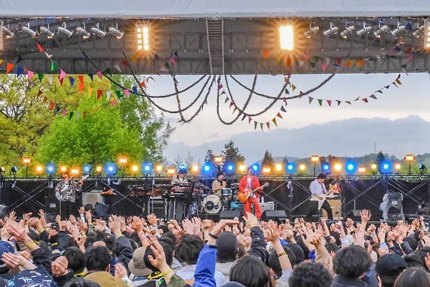 田辺由明さんのインスタグラム写真 - (田辺由明Instagram)「【ARABAKI ROCK FEST.23】ありがとうございました！！  去年に引き続き3度目の出演。 大自然に囲まれて音を出せるアラバキが大好きだ！！  初めてマカロニえんぴつを観て下さった方も、いつも応援してくれている方も本当にありがとうございます。  これからもどうかマカロニえんぴつをよろしくお願い致します🙇‍♂️  #arabaki #マカロニえんぴつ」4月30日 21時56分 - toriashi_vyt