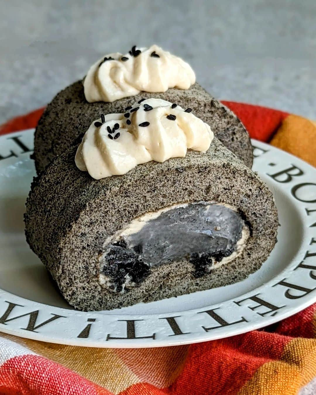 Li Tian の雑貨屋のインスタグラム：「(sold out) Final round!  Black sesame rolls // black sesame sponge, black sesame cream, white sesame cream, black sesame feuilettine //   Sharing a little background before this creation goes into archival mode......these are made with freshly roasted ingredients sourced from taiwan (a mix of 2 diff brands), hence limited quantities available. I also make the crunchy feuilettine from scratch, rather than buy ready made ones. This adds on to the prep work, excluding the early 4am routine to complete each batch order. Is it worth it? Well, I guess so. This is one of my family's fav rolls and hence putting it out for sales so that more people can try 😊  Self collection 2pm-4pm on 13 May (AMK area) or arranged own delivery. Slot is only confirmed upon payment. 1 roll of 6pcs - $42   Order link can be found in profile page.  #dairycreamkitchen #singapore #desserts #sgdessert #sgfoodie #sgfood #foodporn #igsg #ケーキ  #instafood #beautifulcuisines #sgbakes #bonappetit #cafe #cakes #bake #sgcakes #スイーツ #feedfeed #pastry #cake #stayhomesg  #pastry #seasonal #homemade #blacksesame #黑芝麻」