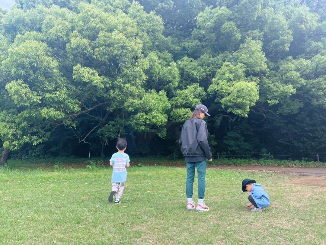 安田美沙子さんのインスタグラム写真 - (安田美沙子Instagram)「家族で大きな公園へ。。。  自然に囲まれて、おいしーい空気を沢山吸って、リセット✨  何にもなくても、なーんでもある。  また行こうね🌈  明日は、NHK「あさイチ」 生放送に出演いたします。  ぜひ、ご覧ください✨  #park #nature #family #公園集合 #brothers #boys #次男はギャロップ #hereiam #にいにのシャツを着る次男 #かあちゃんメイク忘れた」4月30日 22時06分 - yasuda_misako