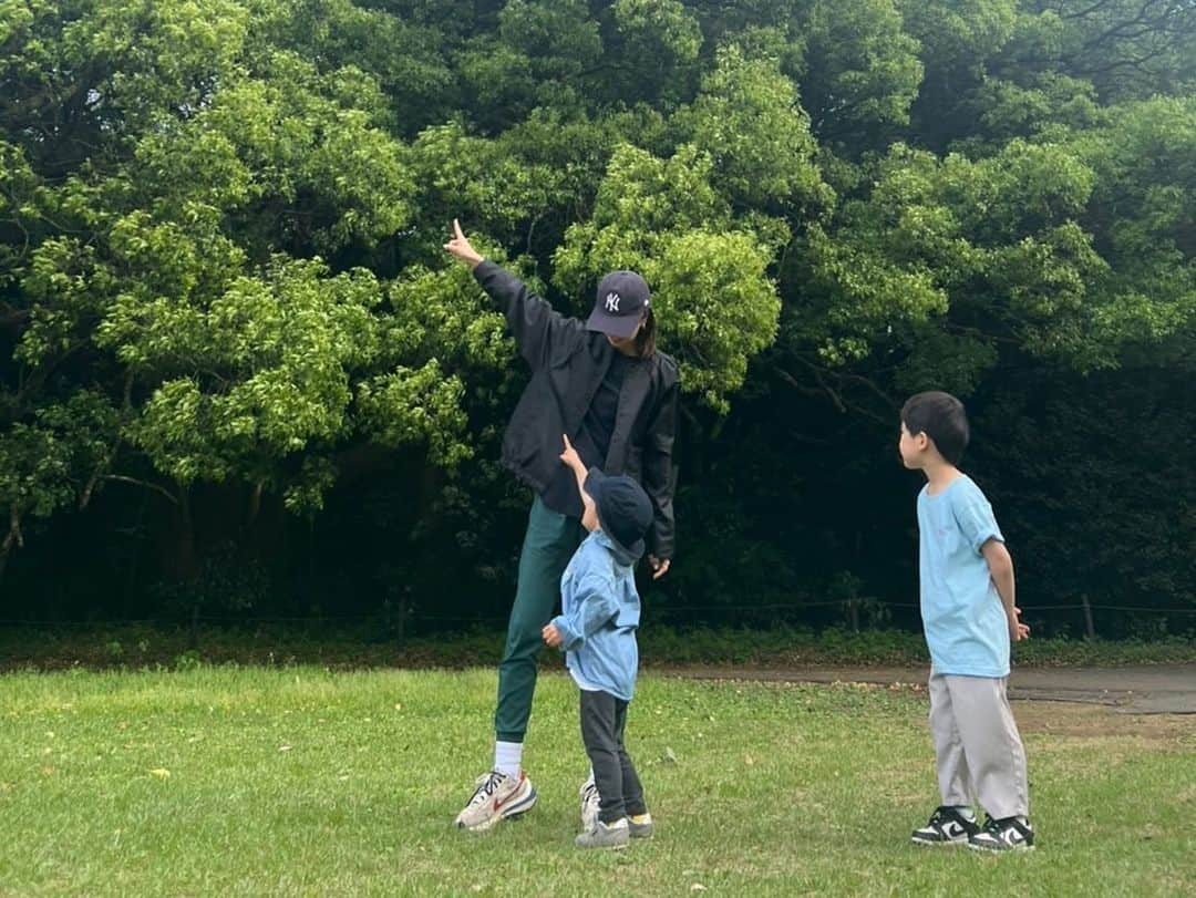 安田美沙子さんのインスタグラム写真 - (安田美沙子Instagram)「家族で大きな公園へ。。。  自然に囲まれて、おいしーい空気を沢山吸って、リセット✨  何にもなくても、なーんでもある。  また行こうね🌈  明日は、NHK「あさイチ」 生放送に出演いたします。  ぜひ、ご覧ください✨  #park #nature #family #公園集合 #brothers #boys #次男はギャロップ #hereiam #にいにのシャツを着る次男 #かあちゃんメイク忘れた」4月30日 22時06分 - yasuda_misako