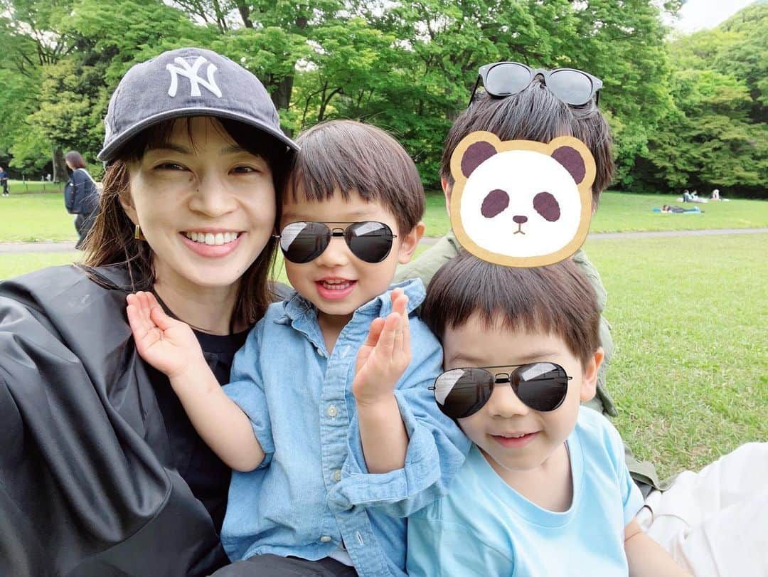 安田美沙子さんのインスタグラム写真 - (安田美沙子Instagram)「家族で大きな公園へ。。。  自然に囲まれて、おいしーい空気を沢山吸って、リセット✨  何にもなくても、なーんでもある。  また行こうね🌈  明日は、NHK「あさイチ」 生放送に出演いたします。  ぜひ、ご覧ください✨  #park #nature #family #公園集合 #brothers #boys #次男はギャロップ #hereiam #にいにのシャツを着る次男 #かあちゃんメイク忘れた」4月30日 22時06分 - yasuda_misako