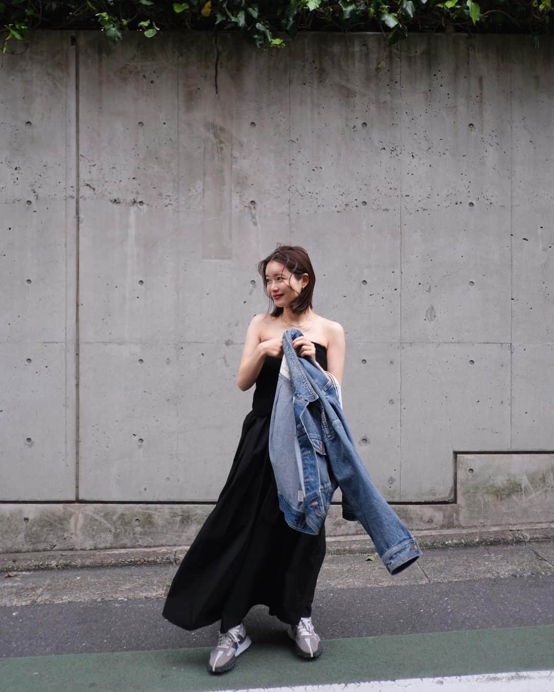 猪鼻ちひろのインスタグラム：「🖤🤍🖤🤍🖤🤍 はぁーーー最高に幸せ癒しの日曜日だった◎  展示会でときめいてオーダーした ニットビスチェ&ボリュームスカート。  赤の上下も最高にキュートだったけど黒は万能に使えて やっぱりこれ可愛いーーー🥰🖤 (トップスはフィット感がしっかりあってお直し要らず スカートはウエストのゴムをキツく直すかも &丈はそれによって悩み中デス！)   後半の4枚の白Tは、 お洒落な方の注目率が高いアイテムだったよ🤍 (勝手に展示会で観察していた←)  黒の上下 @sorin__official 白T @sorin__official  デニムは勿論 @cenci_official  バッグは一生直してて終わらない @from_chiro (ｺﾞﾒﾝﾈ) スニーカー @newbalance  #ちひろのお洋服 #150cm #150cmコーデ #sorin #cenci」