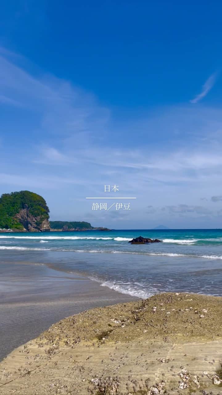 天使梨桜のインスタグラム：「⠀  ⠀  【静岡／伊豆】 ⠀  綺麗な海∗*ﾟ ⠀  #海  #海好きな人と繋がりたい  #伊豆  #伊豆が好き  #beach  #japan  #japanbeach  #photo  #instagood  #綺麗な景色  #綺麗な海  #景色写真  #美しい日本の風景  #写真好きな人と繋がりたい  #旅行好き  #japantravel  ⠀」