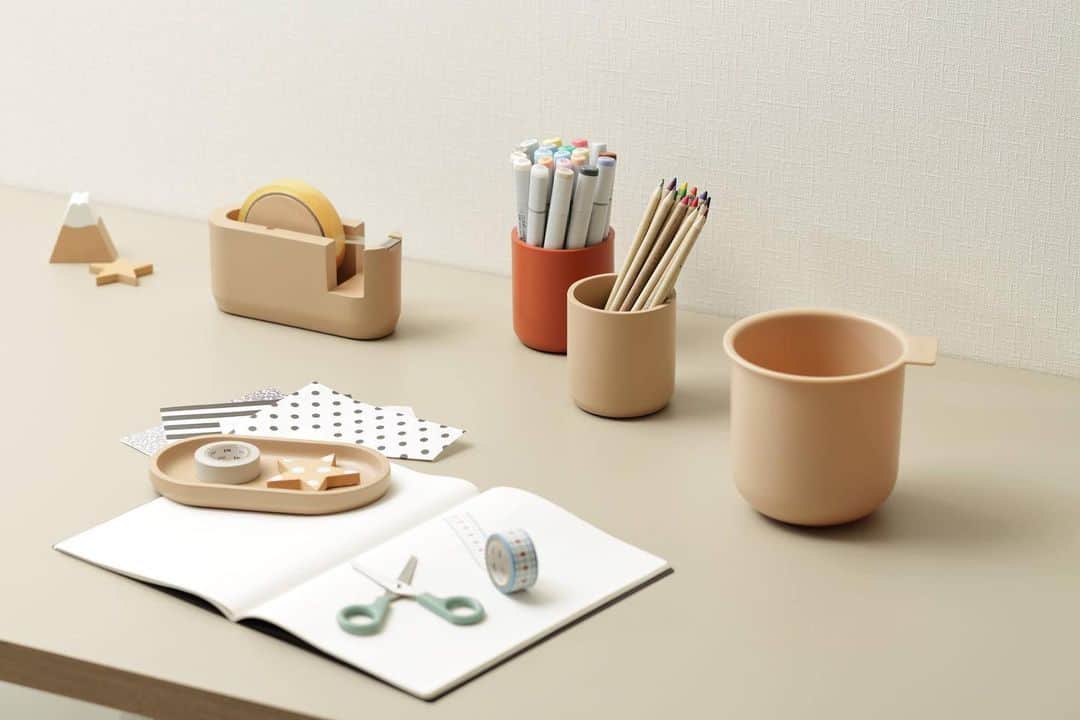 ideaco online storeのインスタグラム：「・ リビング学習に、見せて置きたい ideacoのステーショナリーシリーズ☺︎  テープカッター・トレイ・ペンスタンドは、 適度な重さのある素材なので、テープカッターはテープを引き出す時もストレスなし♩ペンスタンドはペンはもちろん定規などの長いものを立てても安定感◎ 陶器のような質感の素材は、チープ感がなく、ステーショナリーだけどインテリアとしても映えます☺︎  ステーショナリーとカラーがお揃いの分別ゴミ箱"niko(ニコ)"はとにかくカラーの組み合わせが可愛い〜 小さなカップ型ゴミ箱は卓上で使うにもとっても便利です◎  #ideaco #イデアコ #分別ゴミ箱 #niko #ニコ #ステーショナリー #文具 #テープカッター #ペンスタンド #こどものいる暮らし  #シンプルインテリア #シンプルな暮らし  #暮らしを整える #リビング学習 #リビングインテリア #見せる収納」