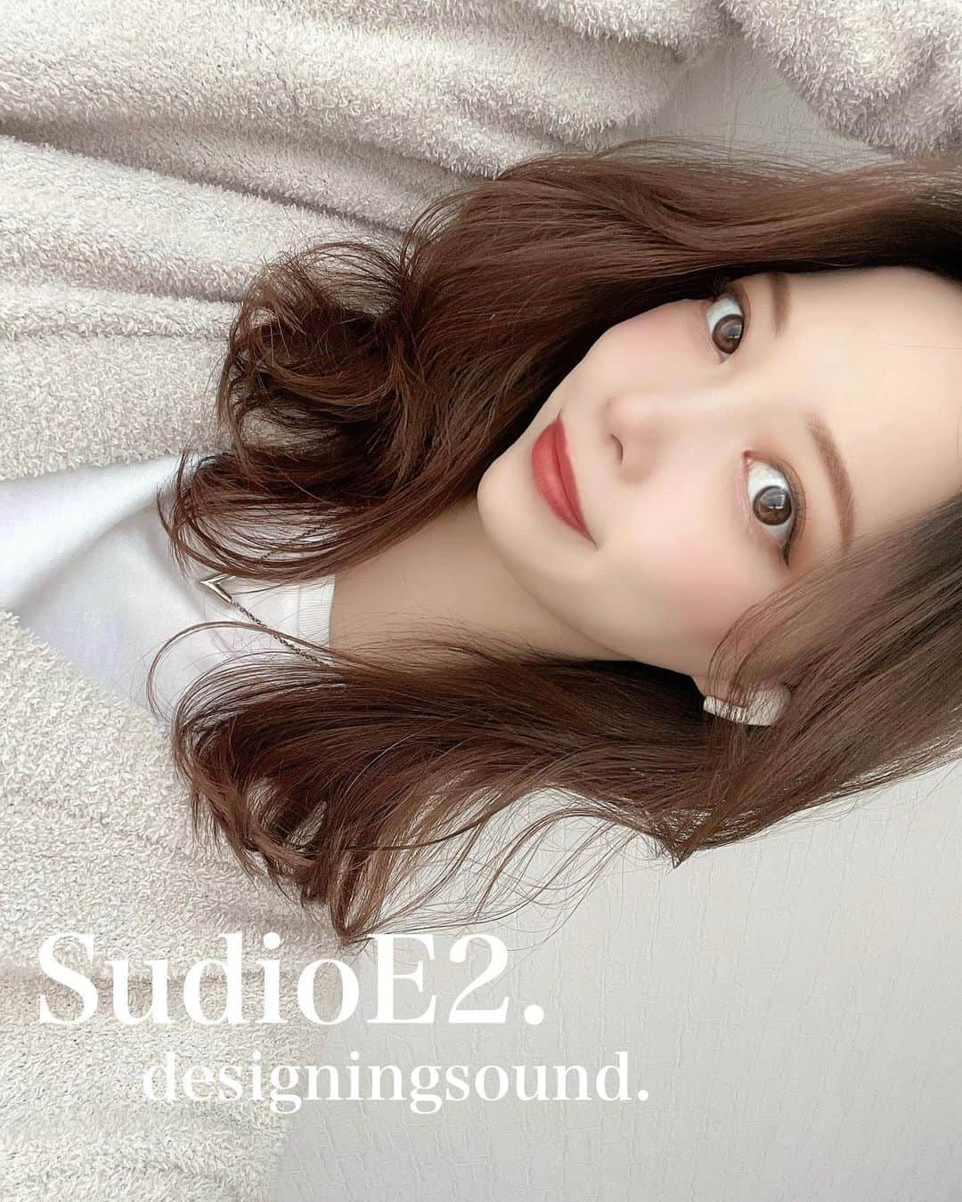 白川樹奈のインスタグラム：「♡  .  .  家でYouTube観る時も @sudio E2 ワイヤレスイヤホン🤍🦻  .  .  Sudio公式サイトクーポンコード【junas_e2】全商品15%OFFで購入できます🙆‍♀️❤️  📍有効期限【6月30日】😳❤️  .  .  ♡  #sudio #designingsound #sudioE2  https://www.sudio.com」