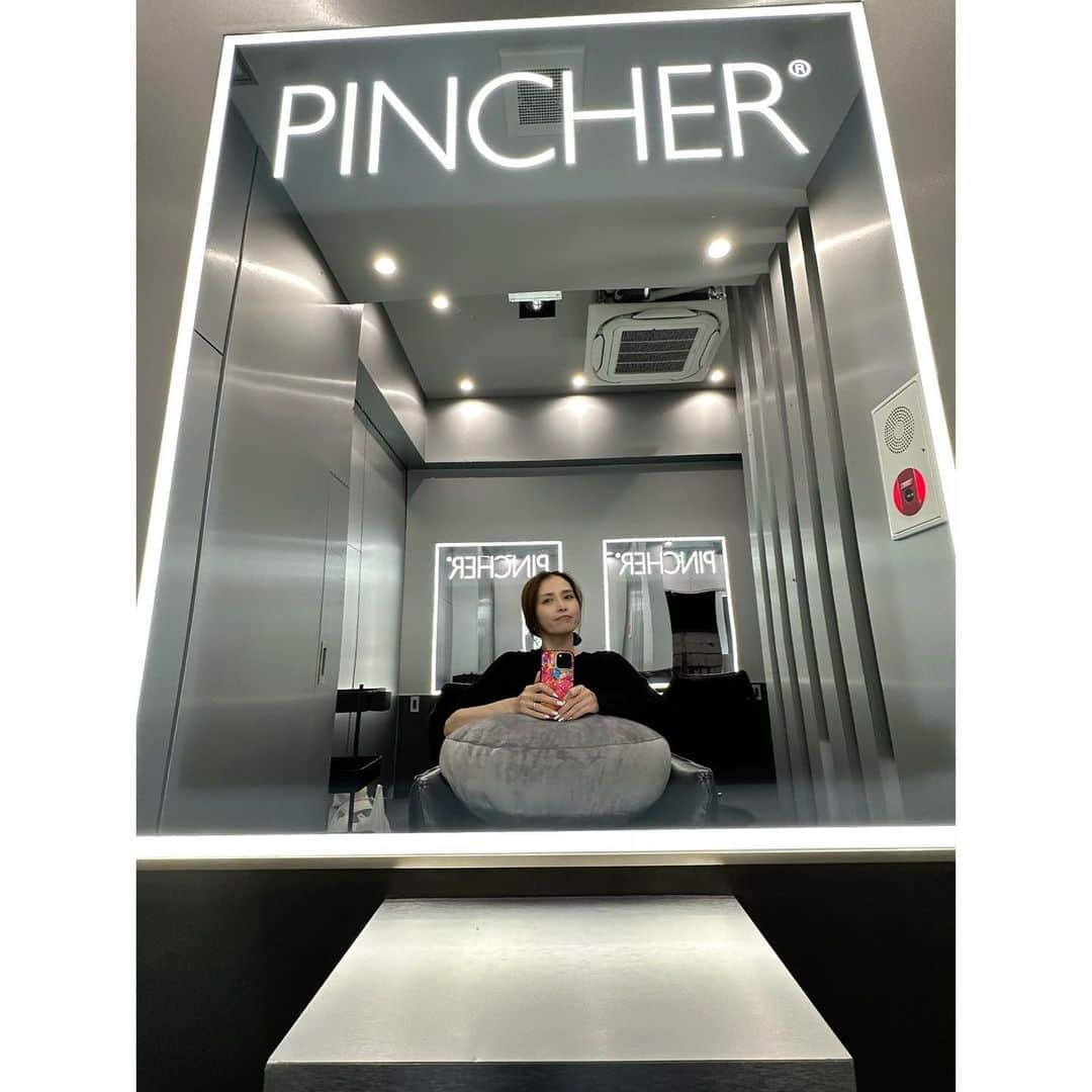 渡部いずみさんのインスタグラム写真 - (渡部いずみInstagram)「PINCHER®︎ LABO〜hair salon〜🤍💚 ⁡ スキンケアブランド発の髪改善ヘアサロン‼️ お客様一人ひとりの髪質や悩みに合わせた最適な施術をオートクチュールに薬剤を調合し、ご提供します🩶 健やかで美しい髪に🤲🩶 ⁡ ⁡ 価格帯は地域密着のお店にしたい私の気持ちから、 地域の相場のまんまにしています😋🤲 ブランドだからって、高くしていません🥹 だから気軽にたくさん通って欲しいです😋‼️ ⁡ 私はお腹に置くクッションが必須なので多めにあります！笑 腰痛持ちさんには 腰痛用の腰のクッションご用意あります✌️ なんでも言ってください☝️ ⁡ 私が、嫌な美容室といったら、、、 外から丸見えでアルミホイルだらけの 頭の時に通行人と目が合う感覚がいやで🫣 外から中は絶対に 見えないような内装にしたり、etc... ⁡ 話し出したらめっちゃこだわりがあります‼️ ⁡ 隅から隅までこだわったのです🥹‼️ 是非に大事な日の前には 来て欲しいです🩶💚🩶 ⁡ ⁡ ⁡ ⁡   ⁡ 【住所】 〒154-0017　東京都世田谷区世田谷4-2-12 （松陰神社駅前徒歩30秒未満 ⁡ 【電話番号】 070-9090-9992 ⁡ 【オープン日】 　令和5年5月5日午前10時   【ご予約】 5月1日12時より、お電話または公式LINEからご予約いただけます。　 ※HOT PEPPER Beautyでのご予約開始は５月10日頃を予定しております。   ・HOT PEPPER Beauty https://beauty.hotpepper.jp/slnH000632573/ ・LINE https://lin.ee/gZNBm4T   ⁡ 　・PINCHER® JAPAN内のポイントを当店でもお使いいただける🤤💞 　　また、当店のご利用でPINCHER® JAPANのアカウントにポイントが付与🫨💚 　・ご来店当日も各種クーポンのご案内しまくります😋🩶   　   ⁡ ⁡ ⁡ ⁡ ⁡ ⁡ #髪質改善 #ヘアケア #ヘアデザイナー #ヘアセット #松陰神社 #吉田松陰 #美容室 #ヘアサロン #LABO ⁡ #スキンケア #ヘアケア #美意識 #美容 #通販 #楽天 #yahoo #Amazon #自社モール #マルチクレンズ  #美肌 #洗顔 #クレンジング #化粧水 #美肌効果 ⁡ #渡部いずみ #PINCHER #メイク #艶肌 ⁡ ⁡」4月30日 22時01分 - pincher__izumi