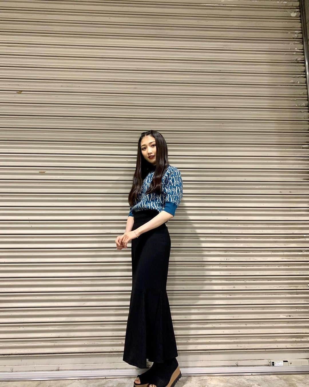 塩月希依音のインスタグラム：「MURUAコーデ💙🖤  珍しくロゴの強調されたトップスにマーメイドスカート🧜‍♀️  大人っぽく締まったコーデに！  #code#コーデ#fashion #ファッション#大人#大人コーデ#大人ファッション#ロゴ#マーメイドスカート #ロング#ロングスカート #スカート#murua #jk#ljk #05#05년생 #05line」