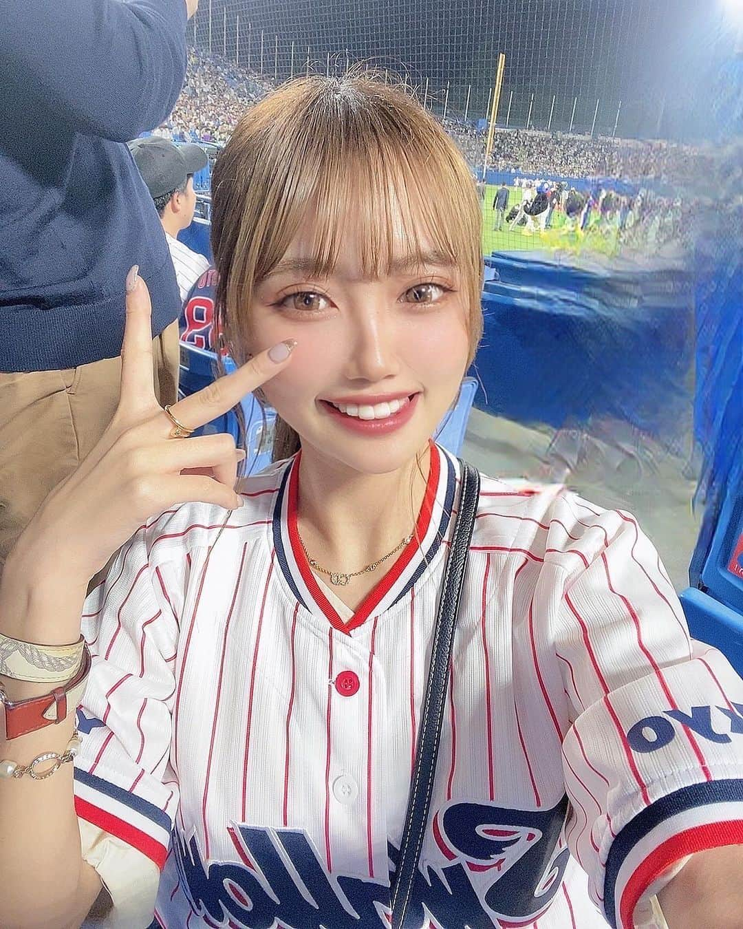 羽方るなさんのインスタグラム写真 - (羽方るなInstagram)「ユニフォーム以外と似合ってる！？⚾🤔️🥹  あんまり野球知らへんと初参戦して、着せてもらった😂💖  #明治神宮球場 #baseball #ヤクルトスワローズ  さん　#応援してきました  #勝利 🏆」4月30日 22時08分 - lunachi_0921