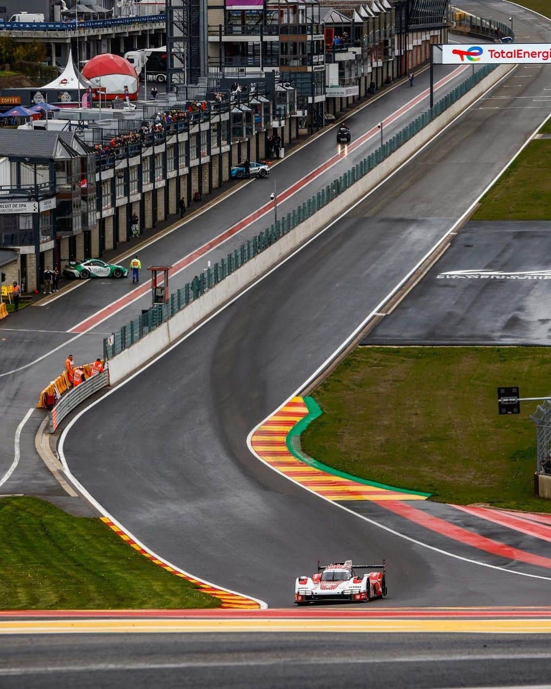 アンドレ・ロッテラーのインスタグラム：「What a place to race these cars! On track for a podium, but unfortunately we had to retire the car due to an electrical problem :-( It was so nice to be back in Belgium, my country of adoption 🙏 and see so many people here supporting us! We are making progress step by step but we are not where we want to be yet. Couple more tests session with my top mates @laurensvanthoor @kevinestre @porschepenskemotorsport before the biggest race in the world in a month time @24heuresdumans! We give it all!」