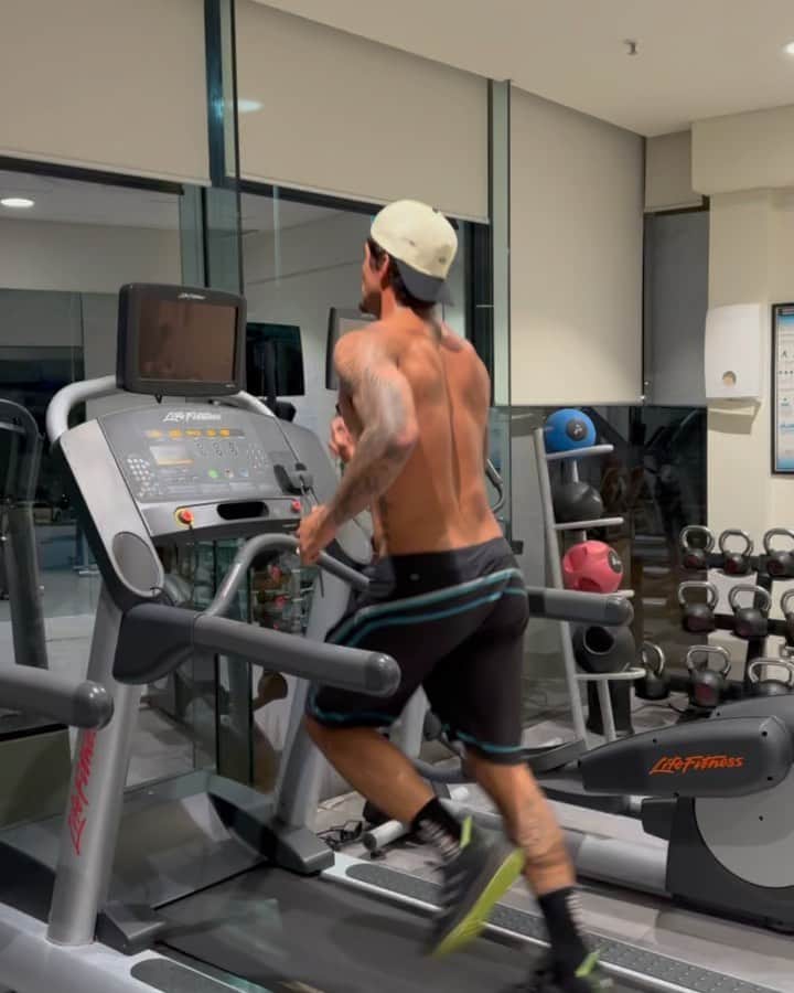 ガブリエル・メディーナのインスタグラム：「No pain no gain 🥷🏻」