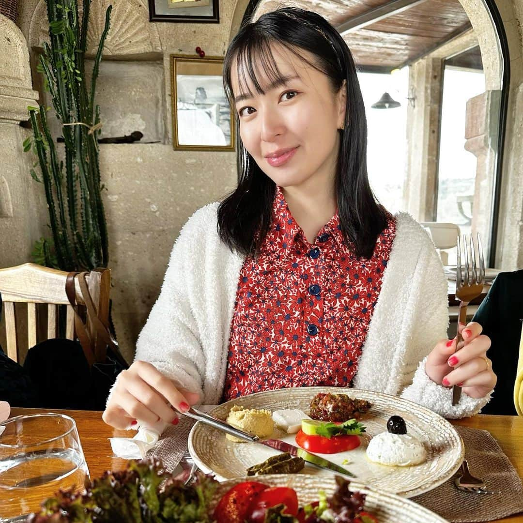 岩間恵さんのインスタグラム写真 - (岩間恵Instagram)「🇹🇷🍻☕️🍷 イスタンブールのYouTube投稿しました！  美食の旅だったので 食べてるシーン多めです🤤✨  実はコーヒーもワインも、トルコが長い歴史を持っているよ 知らなかったことがたくさん知れたトルコの旅🇹🇷  世界三大料理のひとつにトルコ料理が含まれているのも納得！  お洋服はそれぞれタグ付けしてます👗  @goturkiye @goturkiye_jp @go__istanbul @mame_trip  #GoTürkiye #Goİstanbul #İstanbulisthenewcool #TasteinİStanbul」4月30日 22時13分 - iwamame