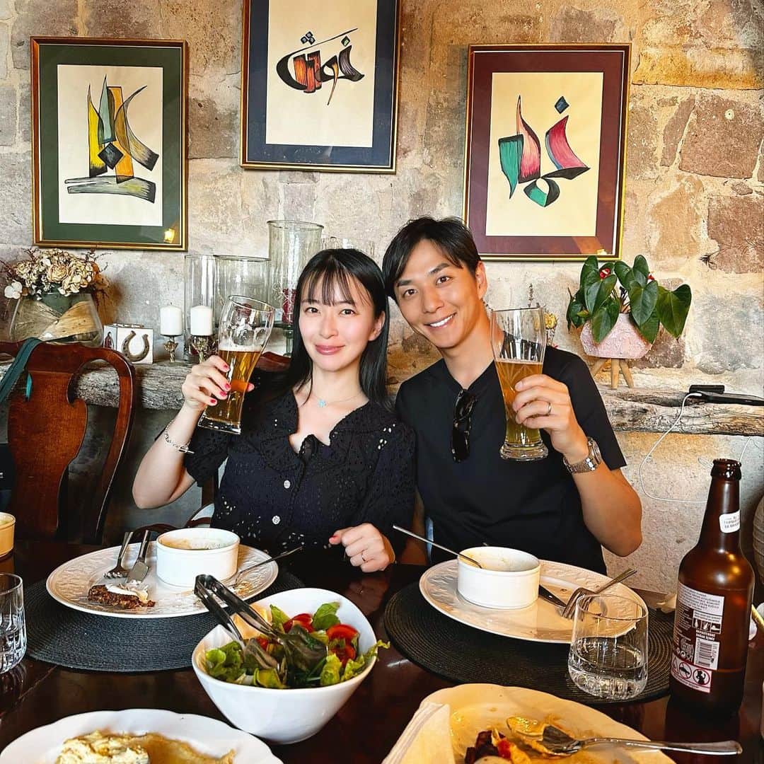 岩間恵のインスタグラム：「🇹🇷🍻☕️🍷 イスタンブールのYouTube投稿しました！  美食の旅だったので 食べてるシーン多めです🤤✨  実はコーヒーもワインも、トルコが長い歴史を持っているよ 知らなかったことがたくさん知れたトルコの旅🇹🇷  世界三大料理のひとつにトルコ料理が含まれているのも納得！  お洋服はそれぞれタグ付けしてます👗  @goturkiye @goturkiye_jp @go__istanbul @mame_trip  #GoTürkiye #Goİstanbul #İstanbulisthenewcool #TasteinİStanbul」