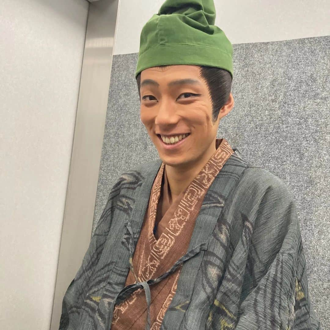 桂團治郎のインスタグラム：「南座公演無事に終演しました！！⁡ ⁡⁡ ⁡共演者・スタッフの皆様、そして、お越しいただいた・応援して頂いた皆様本当にありがとうございました！！⁡ ⁡⁡ ⁡⁡役者團治郎は無事終えました（笑） ⁡今日は早速、噺家團治郎として鎌倉で友人の披露宴の余興に行ってきました！！⁡ ⁡⁡ ⁡まさかの出席された方の中に外国の方が💦💦⁡ ⁡急遽、英語小咄を披露してきました！⁡ ⁡英語落語やってて良かったε-(´∀｀;) ⁡」