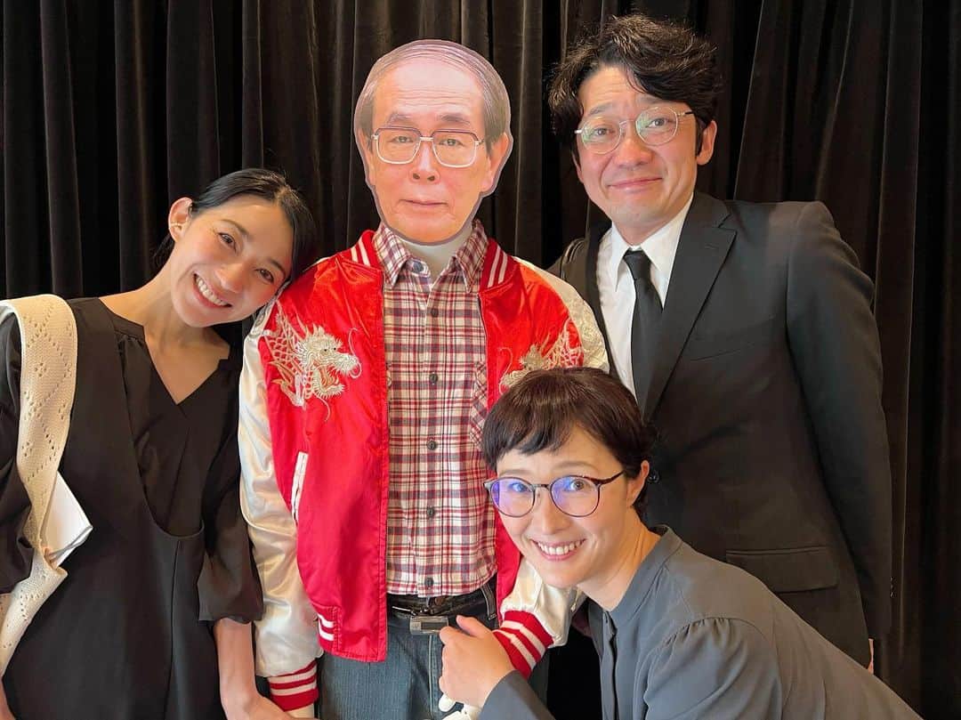 のインスタグラム：「お世話になった志賀廣太郎さんに会いにアゴラ劇場。 ようやくお礼が言えました。 優しい声とチャーミングな笑顔、教えて頂いたいろいろ、忘れません。 私が舞台に立つ時は空から見守ってくださいね。 これからも毎年エイプリルフールには志賀さんからお茶目なメールが届く事を期待してしまいそう。」