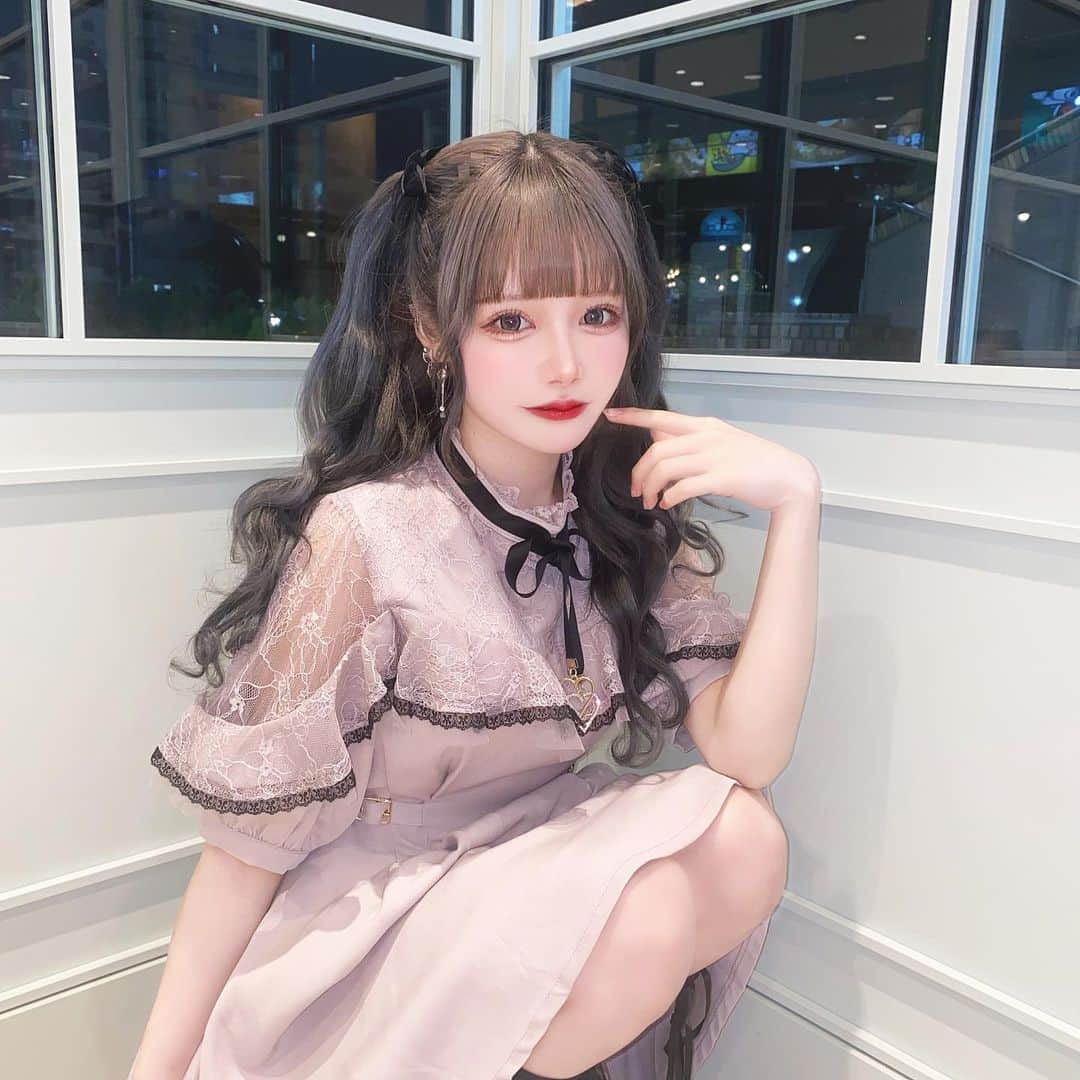 のインスタグラム：「🎀🩷✨💒  めちゃくちゃ可愛いワンピースでるんるん🎀🎶 @rojita_official  さんの ハートチャーム付きレースラッフルワンピース だよー\( ॑꒳ ॑ \三/ ॑꒳ ॑)/💕  1枚で地雷系になれるワンピース👗  ケープみたいなラッフルフリルがポイントになってて しかも胸元のリボンの先にキラキラのハートチャーム が付いててめちゃくちゃ可愛い😭😭😭🩷  去年大人気だったワンピースが 2023年バージョンで新たに登場したらしい！ しかも！ ZOZOTOWNにて4月29日、30日の2日間 1000円OFFのタイムセールを実施·°꒰⑅•ᴗ•⑅꒱  手に入れるしか無くない！？  ストーリーにも貼るけどURL貼っておくねー🫧  URL🎀https://zozo.jp/shop/rojita/goods/73507743/  #ROJITA#ロジータ#ワンピース#地雷#量産#春服#夏服#ピンク#量産型コーデ#ハーフツイン#pink#summer#summerfashion#code#ootd#me#fashion#night」