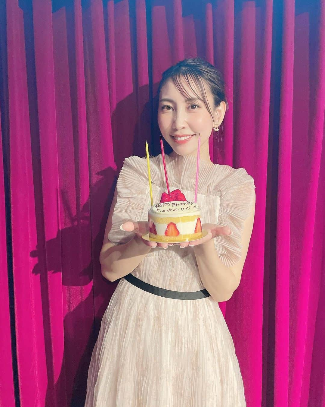 近野莉菜のインスタグラム：「2023.4.30(sun) 無事、生誕祭を終えることが出来ました！！  来てくださったファンの皆様、ゲストを快く承諾してくれた紗子、お手伝いしてくれた大事な親友の2人！！  そして、チケット購入したけど、来れなかったという方も含めて🥹🥹  本当に皆さんには感謝の気持ちでいっぱいです🥹✨✨✨  久しぶりに会えて、話せて、嬉しかった〜🥰🥰  何年経ってもみんなの事忘れてないよ🥺🥺🥺🫶  今日、再びアイドルにしてくれてありがとう🥰  また会えたらいいな🤍  集合写真載せたかったけど、みんなに許可取るの忘れた🤣🤣www  って事で、画像は紗子&お手伝いしてくれたSpecial Thanks の2人✨  プレゼントもお手紙もありがとう💗✨ DMも全部読んでるよ！　  本当に幸せでした🥰🥰  #近野莉菜 #槙田紗子 #生誕祭」