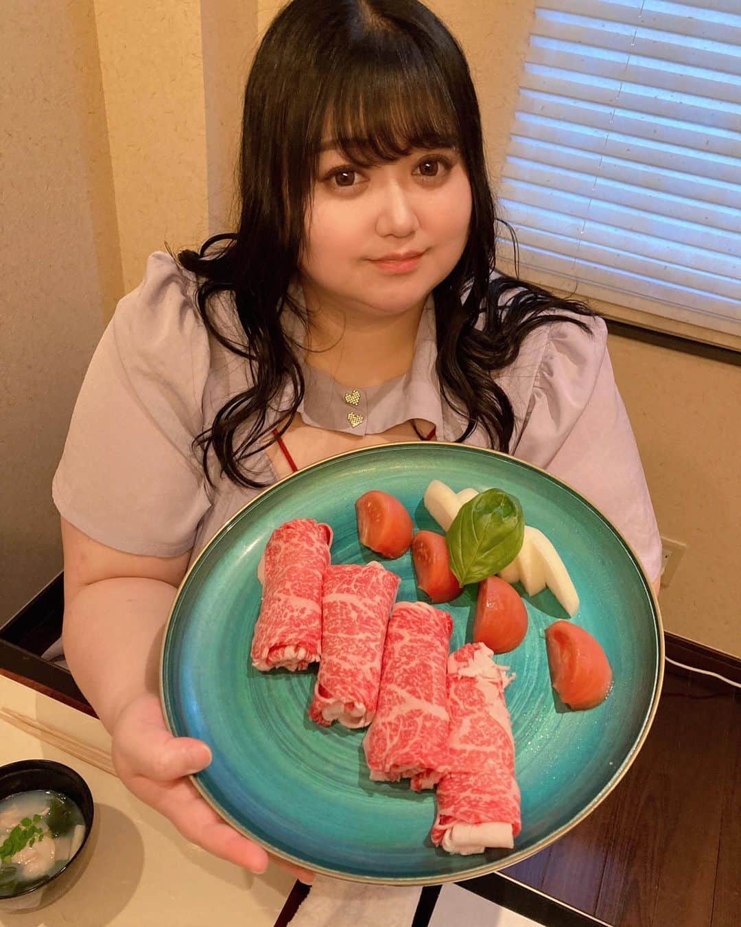 えみっくすのインスタグラム：「「懐石 三田ばさら 別邸」に行ってきたよー(՞ ܸ. .ܸ՞)︎♡ミシュラン1つ星を3年連続で獲得した「三田ばさら」の姉妹店👧🏻💓トマトすき焼きが名物❕ . 名物のトマトすき焼きは、あっさりした絶妙な酸味のトマトと霜降りのお肉の相性が最高すぎる😻オリーブオイルとにんにくとバジルで香り付けしてた！！甘い割り下とたまごのコンビが最高でした💗脂の旨みたっぷりのお肉を口に入れた瞬間幸せすぎちゃった…🥹💕 . すき焼きも美味しかったけど、五つ星お米マイスター(何その資格wわたしも欲しいww)が厳選したお米で炊いた〆の土鍋炊き込みご飯が、炊き込みご飯なのにお米一粒一粒立ってて感動した❕❕❕❕普通こんないい肉と炊いたら肉の脂でお米ぶよぶよになるでしょ❕❕❕❕一粒一粒しっかりしてた❕天才❕ . とっても落ち着いた雰囲気の高級感のある個室と、気さくでとっても素敵な女将さんの丁寧な接客も心地良かったです(‪⸝⸝- ̫ -⸝⸝‬)♡コースの最後も「オリーブ茶」を出してくれて、細部までこだわりが感じられる、とっても素敵なお店でした💓  🍬 .｡ _________________________ ｡. 🍬   　えみっくすおすすめのグルメ情報を ︎︎ 　　　▶️ #えみっくすグルメ ◀️  　　　でまとめています⸜(*⃙⃘'ᵕ'*⃙⃘)⸝⋆*   　気になるお店があればぜひ食べに行って  　ハッシュタグをつけて投稿してね📷✨  🍬 .｡ _________________________ ｡. 🍬  PR @mita_basara_bettei #懐石三田ばさら別邸 #三田ばさら #トマトすき焼き #すきやき #六本木グルメ #六本木ディナー #六本木 #グルメ #グルメ好きな人と繋がりたい #グルメ好きと繋がりたい #グルメ女子 #グルメスタグラム #東京グルメ #肉食女子 #フォトジェ肉 #肉スタグラム #ぽっちゃり女子 #ぽっちゃり #ぽっちゃりさんと繋がりたい #ぽっちゃり大人女子 #ぽっちゃりモデル #ぽっちゃり女子と繋がりたい #プラスサイズ #プラスサイズモデル #plussize #plussizemodel #japanesefood #curvy #ミスiD2022」