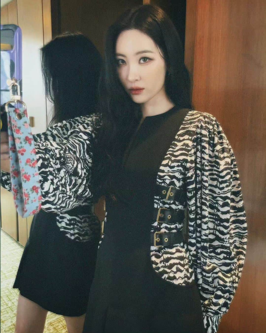 ソンミのインスタグラム：「🫠🖤 @louisvuitton @nicolasghesquiere   #LVPreFall23」