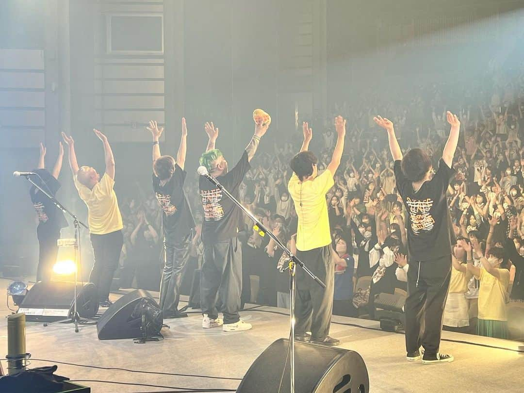 DUTTCHさんのインスタグラム写真 - (DUTTCHInstagram)「高橋優 LIVE TOUR 2022-2023「ReLOVE & RePEACE ～ReUNION 後編～」20本目‼️  金沢・本多の森ホール ありがとうございました🤘  思い出がいっぱいある金沢‼️ Live中のみなさんの頭の上での手拍子が練習してたん？ってぐらいそろってて最高でした✌️  #高橋優 #リラリピツアー #金箔パック」4月30日 22時21分 - uzmkduttch