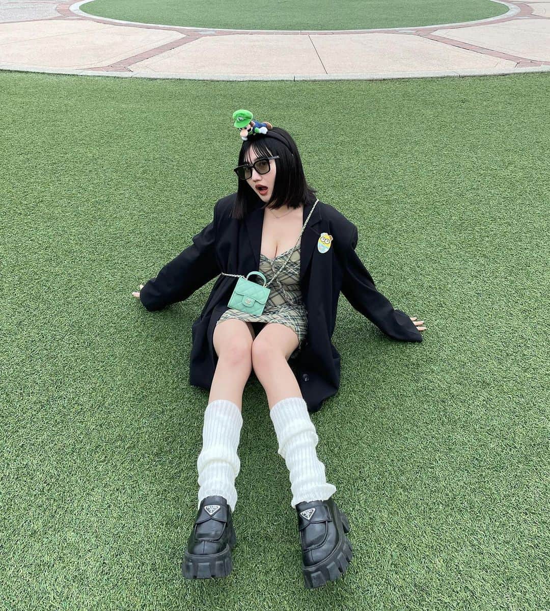 河崎みーなのインスタグラム：「. お気に入りの写真ありすぎていっぱい載せちゃった💚  何枚目が好き❔💬 . . . . .」