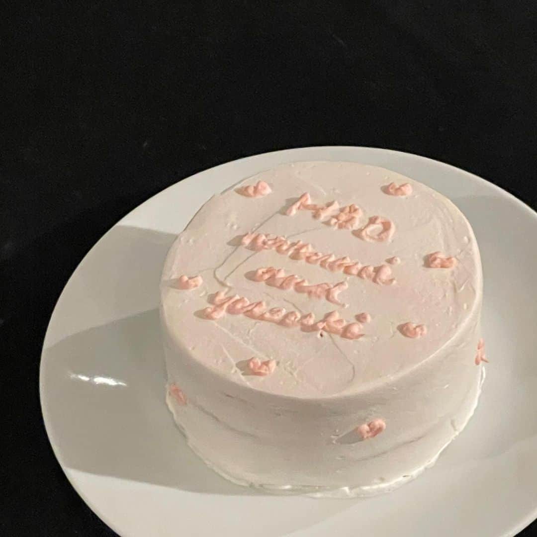 日高優月さんのインスタグラム写真 - (日高優月Instagram)「☺︎︎☺︎☺︎  先日、毎年一緒にお祝いする友達と 今年もお祝いしてきました^_^♪♪ ケーキ可愛くて参っちゃったな〜て顔です（嘘です） もう今日で4月終わりなので お誕生日ムードもおしまいです  #バースデーケーキ #誕生日ケーキ」4月30日 22時24分 - yuzukihidaka_0401