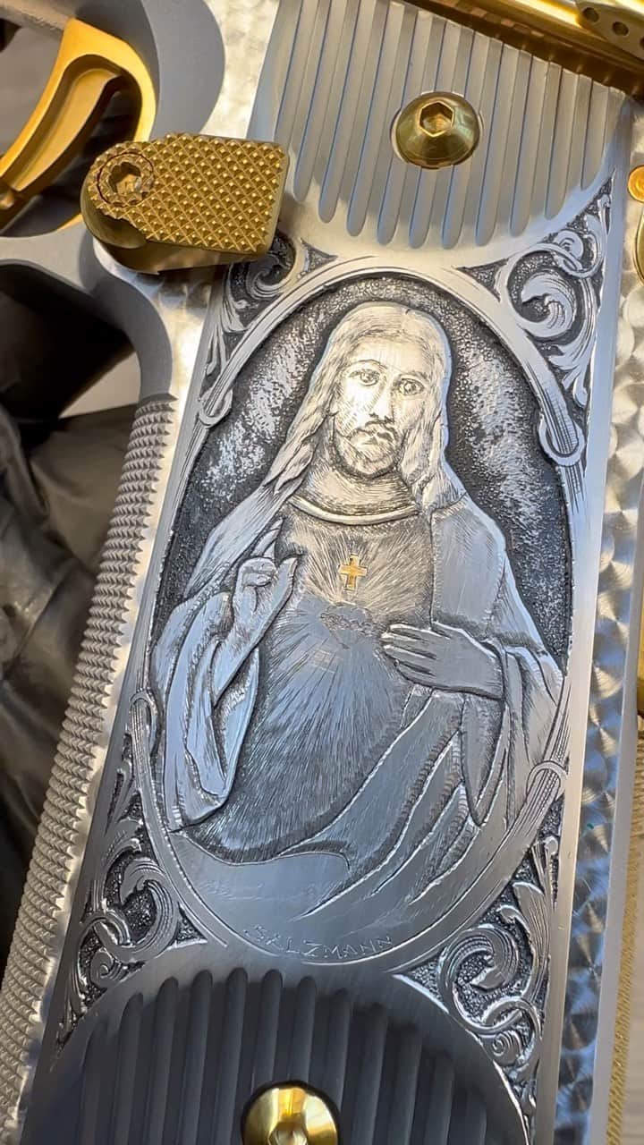 ウエストコーストチョッパーズのインスタグラム：「Did a little make over on my JJFU personal carry gun…  Check out the details on @jessejamesfirearms」
