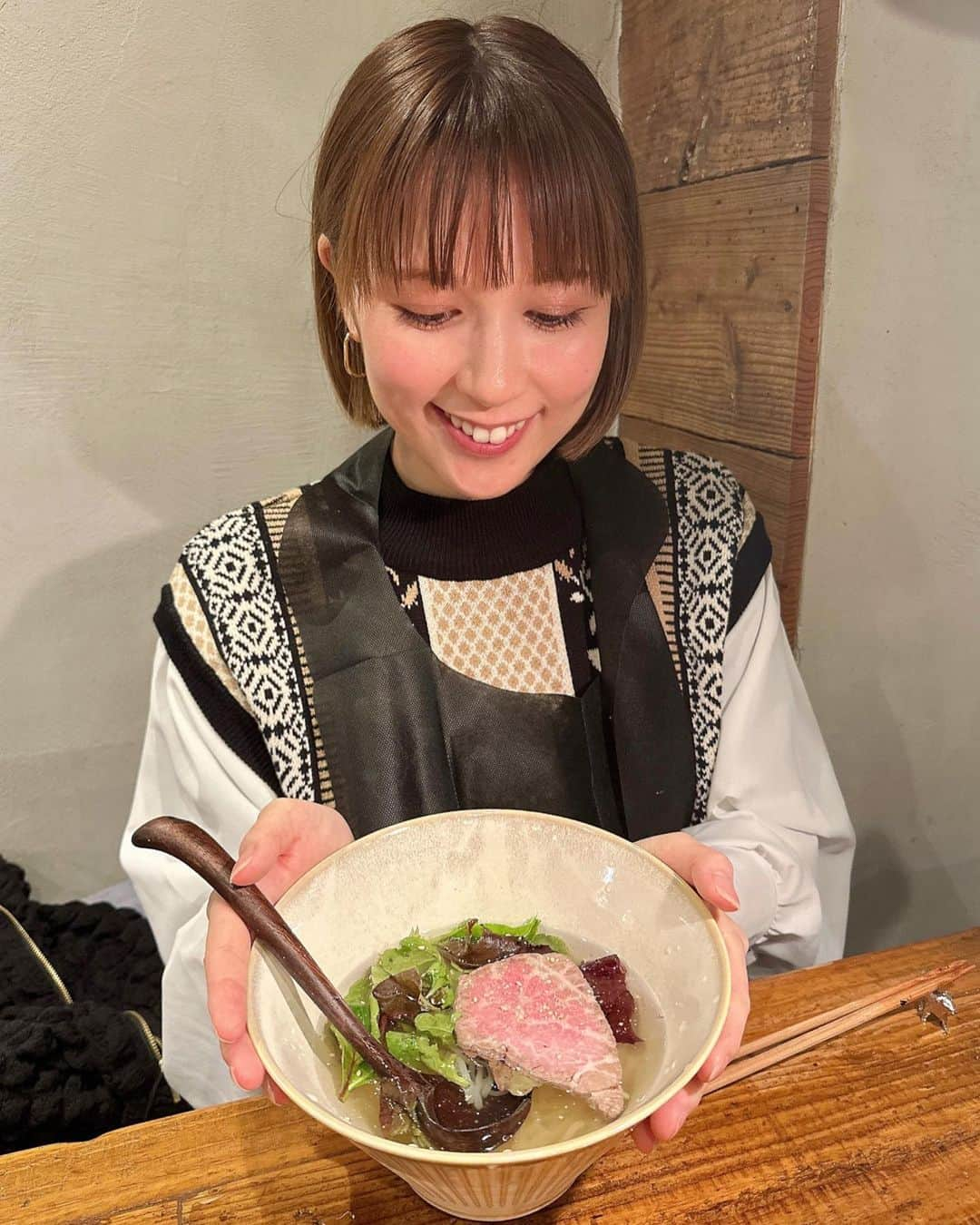 福本沙織さんのインスタグラム写真 - (福本沙織Instagram)「広尾の焼肉🍖 @beefbykoh_official  へ行ってきました😽 一枚一枚が本当に柔らかくて 目を瞑って食べたくなる美味しさ❤️‍🔥 店員さんの対応もすごく丁寧で 素敵なお店でした☺️✨ そして〆の冷麺が最高🤩 するするいけました🥳 コースも選べるしもちろん アラカルトもあるから誰ときても楽しめる🎶  今日は友達と食べたけど話が尽きなかった☺️ 美味しすぎてぱくぱく食べちゃったのと 話に熱中しすぎて友達との写真を撮り忘れました🫣笑  また行きたい🤍  #焼肉ディナー #焼肉屋 #広尾#広尾グルメ #広尾ディナー #焼肉グルメ #冷麺」4月30日 22時26分 - saoriiinu918