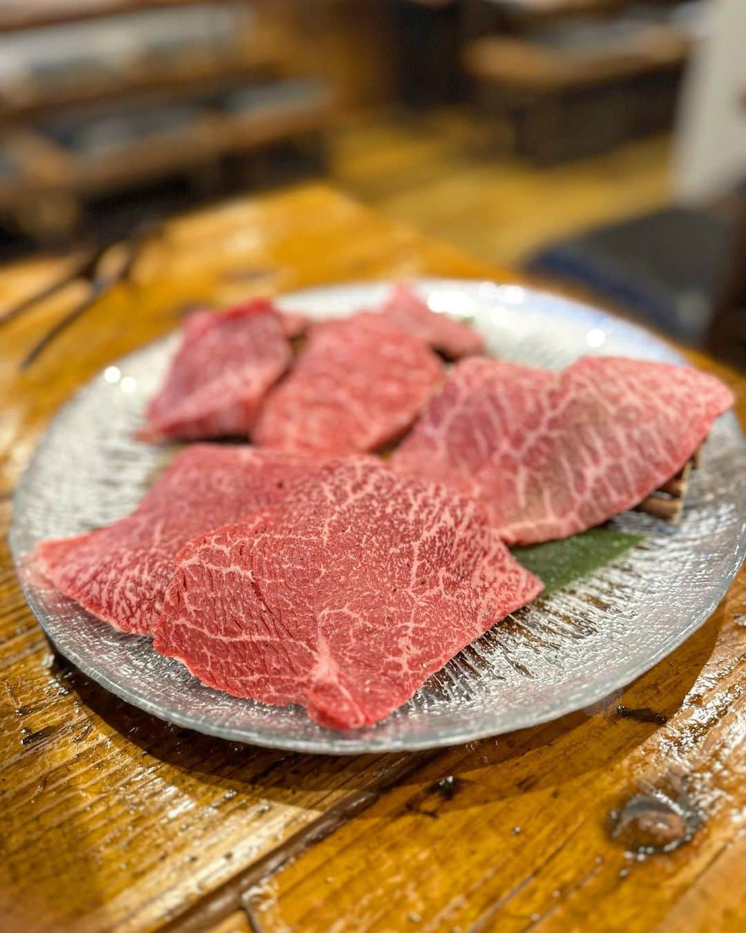 福本沙織さんのインスタグラム写真 - (福本沙織Instagram)「広尾の焼肉🍖 @beefbykoh_official  へ行ってきました😽 一枚一枚が本当に柔らかくて 目を瞑って食べたくなる美味しさ❤️‍🔥 店員さんの対応もすごく丁寧で 素敵なお店でした☺️✨ そして〆の冷麺が最高🤩 するするいけました🥳 コースも選べるしもちろん アラカルトもあるから誰ときても楽しめる🎶  今日は友達と食べたけど話が尽きなかった☺️ 美味しすぎてぱくぱく食べちゃったのと 話に熱中しすぎて友達との写真を撮り忘れました🫣笑  また行きたい🤍  #焼肉ディナー #焼肉屋 #広尾#広尾グルメ #広尾ディナー #焼肉グルメ #冷麺」4月30日 22時26分 - saoriiinu918