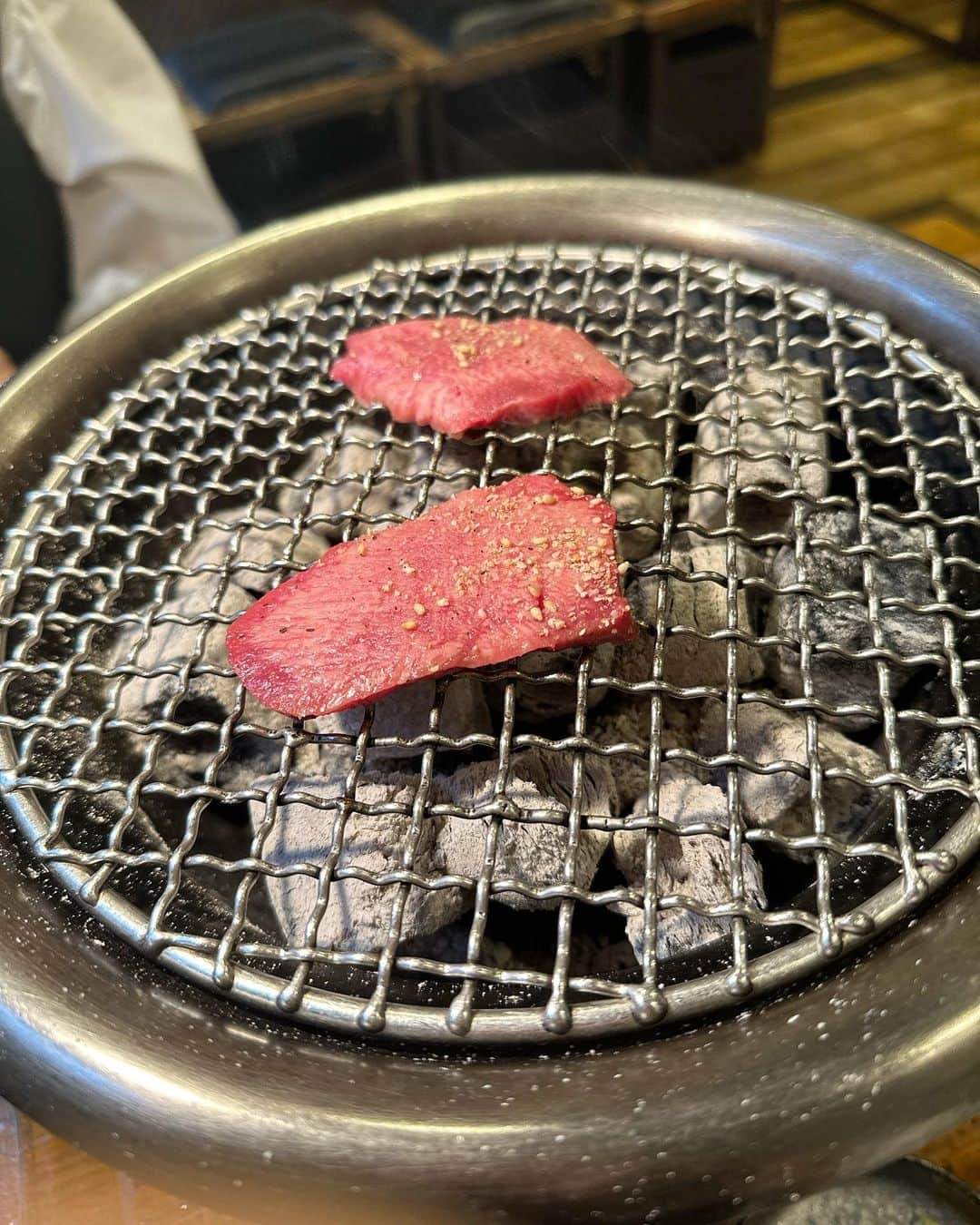 福本沙織さんのインスタグラム写真 - (福本沙織Instagram)「広尾の焼肉🍖 @beefbykoh_official  へ行ってきました😽 一枚一枚が本当に柔らかくて 目を瞑って食べたくなる美味しさ❤️‍🔥 店員さんの対応もすごく丁寧で 素敵なお店でした☺️✨ そして〆の冷麺が最高🤩 するするいけました🥳 コースも選べるしもちろん アラカルトもあるから誰ときても楽しめる🎶  今日は友達と食べたけど話が尽きなかった☺️ 美味しすぎてぱくぱく食べちゃったのと 話に熱中しすぎて友達との写真を撮り忘れました🫣笑  また行きたい🤍  #焼肉ディナー #焼肉屋 #広尾#広尾グルメ #広尾ディナー #焼肉グルメ #冷麺」4月30日 22時26分 - saoriiinu918