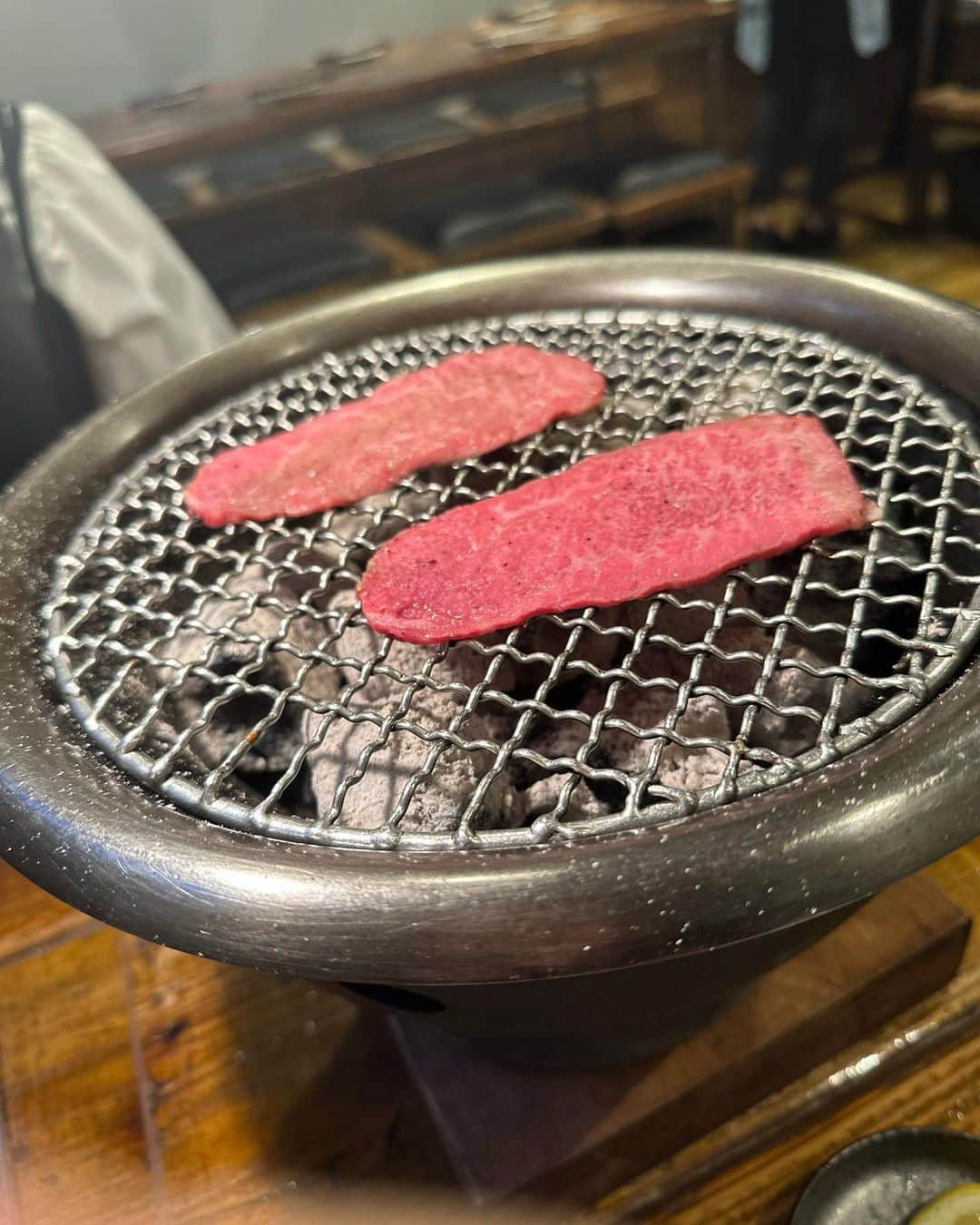 福本沙織さんのインスタグラム写真 - (福本沙織Instagram)「広尾の焼肉🍖 @beefbykoh_official  へ行ってきました😽 一枚一枚が本当に柔らかくて 目を瞑って食べたくなる美味しさ❤️‍🔥 店員さんの対応もすごく丁寧で 素敵なお店でした☺️✨ そして〆の冷麺が最高🤩 するするいけました🥳 コースも選べるしもちろん アラカルトもあるから誰ときても楽しめる🎶  今日は友達と食べたけど話が尽きなかった☺️ 美味しすぎてぱくぱく食べちゃったのと 話に熱中しすぎて友達との写真を撮り忘れました🫣笑  また行きたい🤍  #焼肉ディナー #焼肉屋 #広尾#広尾グルメ #広尾ディナー #焼肉グルメ #冷麺」4月30日 22時26分 - saoriiinu918