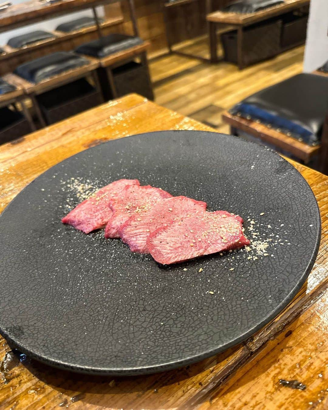 福本沙織さんのインスタグラム写真 - (福本沙織Instagram)「広尾の焼肉🍖 @beefbykoh_official  へ行ってきました😽 一枚一枚が本当に柔らかくて 目を瞑って食べたくなる美味しさ❤️‍🔥 店員さんの対応もすごく丁寧で 素敵なお店でした☺️✨ そして〆の冷麺が最高🤩 するするいけました🥳 コースも選べるしもちろん アラカルトもあるから誰ときても楽しめる🎶  今日は友達と食べたけど話が尽きなかった☺️ 美味しすぎてぱくぱく食べちゃったのと 話に熱中しすぎて友達との写真を撮り忘れました🫣笑  また行きたい🤍  #焼肉ディナー #焼肉屋 #広尾#広尾グルメ #広尾ディナー #焼肉グルメ #冷麺」4月30日 22時26分 - saoriiinu918