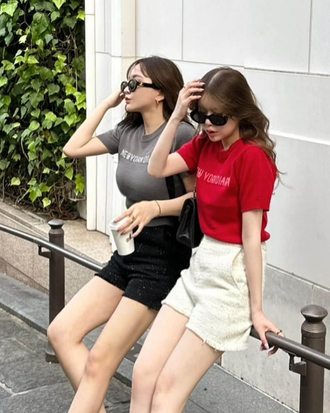 白倉あやさんのインスタグラム写真 - (白倉あやInstagram)「shopping day ➰❤️🖤  summer knit x tweed short pants の組み合わせで 脚元まで全身お揃いで組んだコーデ の日 。  海外のパパラッチ っぽく写真撮ってもらった！📸  tops @chelsea.nyc_  bottoms @mavimoon_official  shoes @maisonmargiela   (実はdisneyで着たかったコーデだけど時間がなくて行けなかったから、誰か私たちの代わりに叶えてー♩笑 )」4月30日 22時27分 - shirakur_a