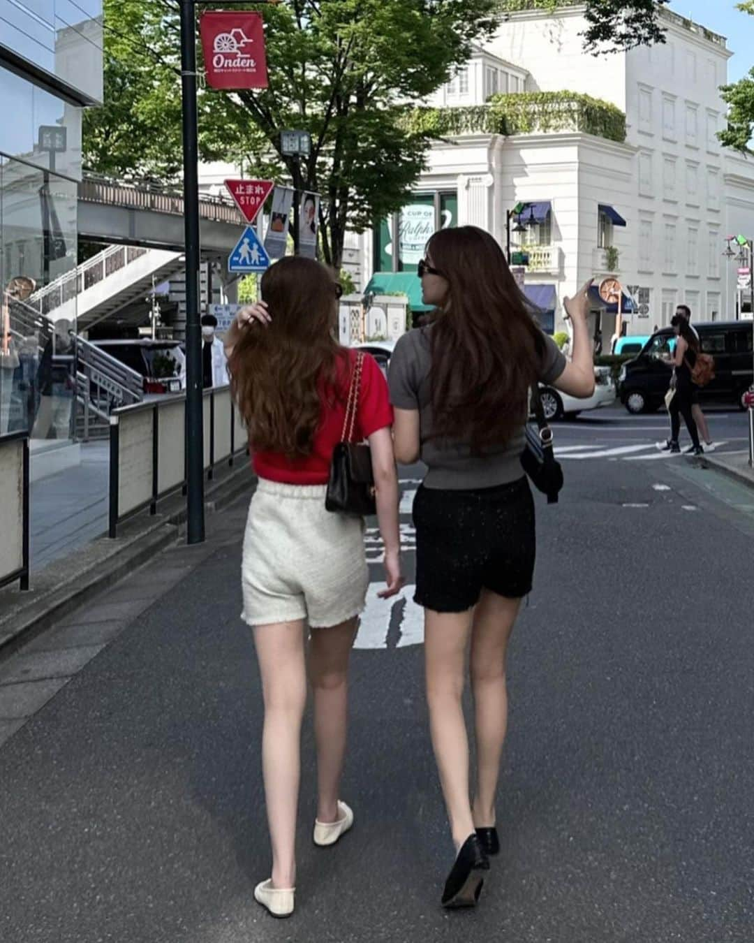 白倉あやさんのインスタグラム写真 - (白倉あやInstagram)「shopping day ➰❤️🖤  summer knit x tweed short pants の組み合わせで 脚元まで全身お揃いで組んだコーデ の日 。  海外のパパラッチ っぽく写真撮ってもらった！📸  tops @chelsea.nyc_  bottoms @mavimoon_official  shoes @maisonmargiela   (実はdisneyで着たかったコーデだけど時間がなくて行けなかったから、誰か私たちの代わりに叶えてー♩笑 )」4月30日 22時27分 - shirakur_a