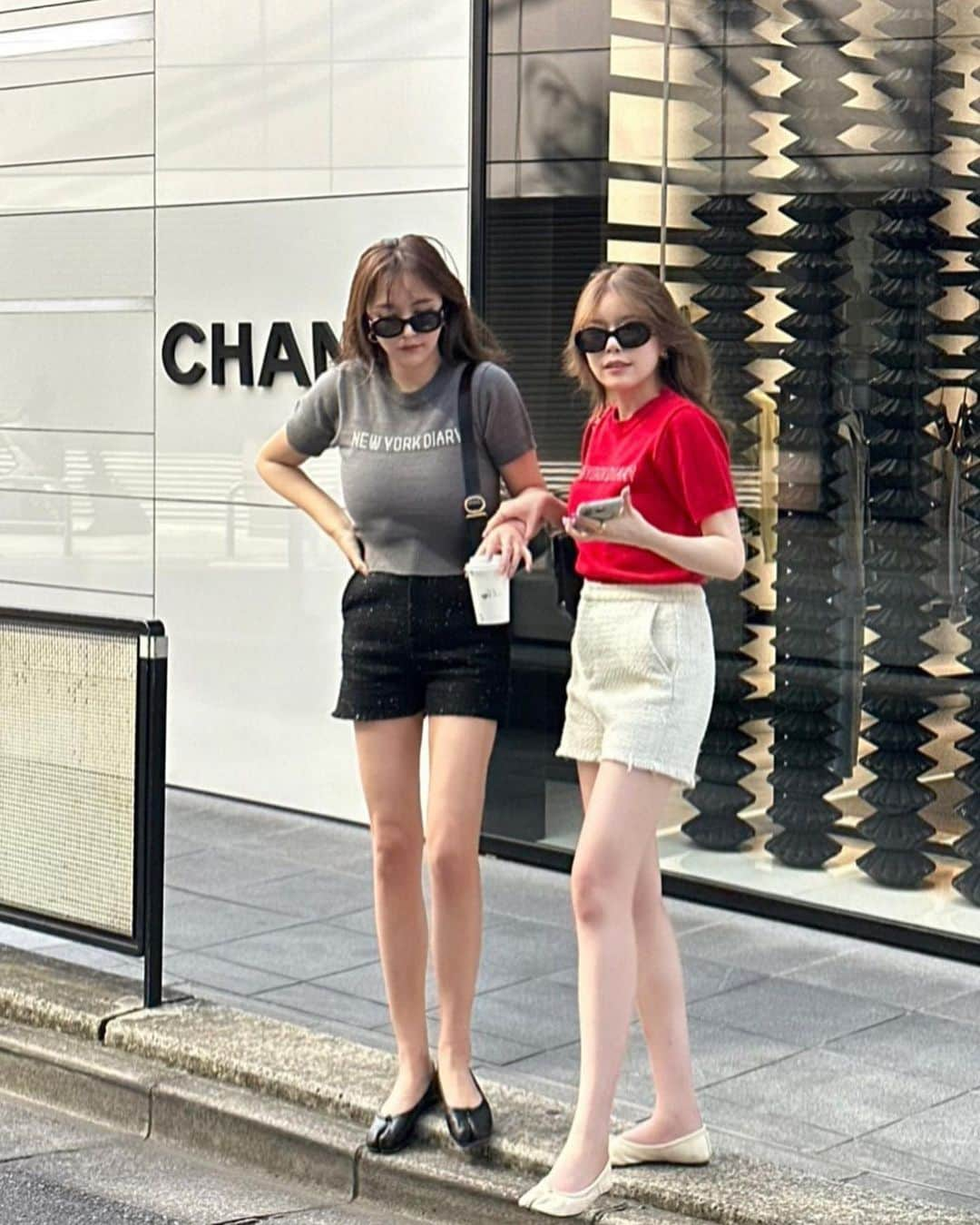 白倉あやさんのインスタグラム写真 - (白倉あやInstagram)「shopping day ➰❤️🖤  summer knit x tweed short pants の組み合わせで 脚元まで全身お揃いで組んだコーデ の日 。  海外のパパラッチ っぽく写真撮ってもらった！📸  tops @chelsea.nyc_  bottoms @mavimoon_official  shoes @maisonmargiela   (実はdisneyで着たかったコーデだけど時間がなくて行けなかったから、誰か私たちの代わりに叶えてー♩笑 )」4月30日 22時27分 - shirakur_a