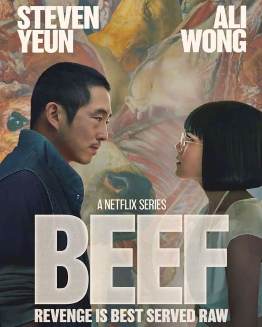 のインスタグラム：「メモ✍️ Netflixの新作ドラマ「BEEF」、すごくおもしろくて一晩で一気見しました！  今年のアカデミー賞を席巻した映画『エブリシング・エブリウェア・オール・アット・ワンス』を生み出した、今、最も注目の米国の新興インディペンデント系映画製作・配給会社「A24」の最新ドラマ作品。  格差社会、メンタルヘルス、ストレス社会、人種差別など、現代社会の抱える問題が凝縮された作品。  主人公は一家を養う起業家の女性（夫は主夫）と、業績不振に悩む工事請負業者の男性。この二人のアジア系米国人。  すごく今っぽい表現手法だと思ったのが「怒り」から始まるストーリーだってことなんです。  ２人の出会いは、はらわたの煮えくり返るような怒り、対立から始まる。 そして、この怒りがこの作品を通底している。  甘美なラブストーリーでは決してない。 というか、一見ラブストーリーですらない。 （もしかしたら、ラブストーリーだと捉える人すら少ないのかもしれない。）  けれども、今の世の中の人がたぶん一番求めているんじゃないかって思うような、心だったり、魂のつながりについて描かれてて、私はこの作品を見て至極のラブストーリーだと思いました。  男性と女性が出会い好きになってみたいな、よくある甘美なラブストーリーでなくて、 今の社会では、格差、ヒエラルキーだったり、そこから受けるストレスだったり、何かしらの「怒り」にみんな触れて、何かしらの方法でそれをマネージして、生きていると思うのですが、私たちが今生きている世界のベースにあるそういった感情をすごく捉えているんじゃないかなと。  その中で誰もがもがいて生きていて、主人公のようなお金持ちの起業家の人も、お金を持っていない人も、皆同じように怒りにさらされている。  そうじゃないと生きていけないけれども、その中でひと筋の希望が見い出せるような魂のつながり。  一番遠くて対極にいる、対立してる他者を通して、自分を発見して理解していくという心のつながりが描かれていて、それこそが一番、今、腑に落ちるラブストーリーなのかもなと。  妙にしっくり来てしまいました。  ちなみに、タイトルの「BEEF」＝罵り合い。 邦題「逆上」です。  #netflix #beef #beefnetflix」