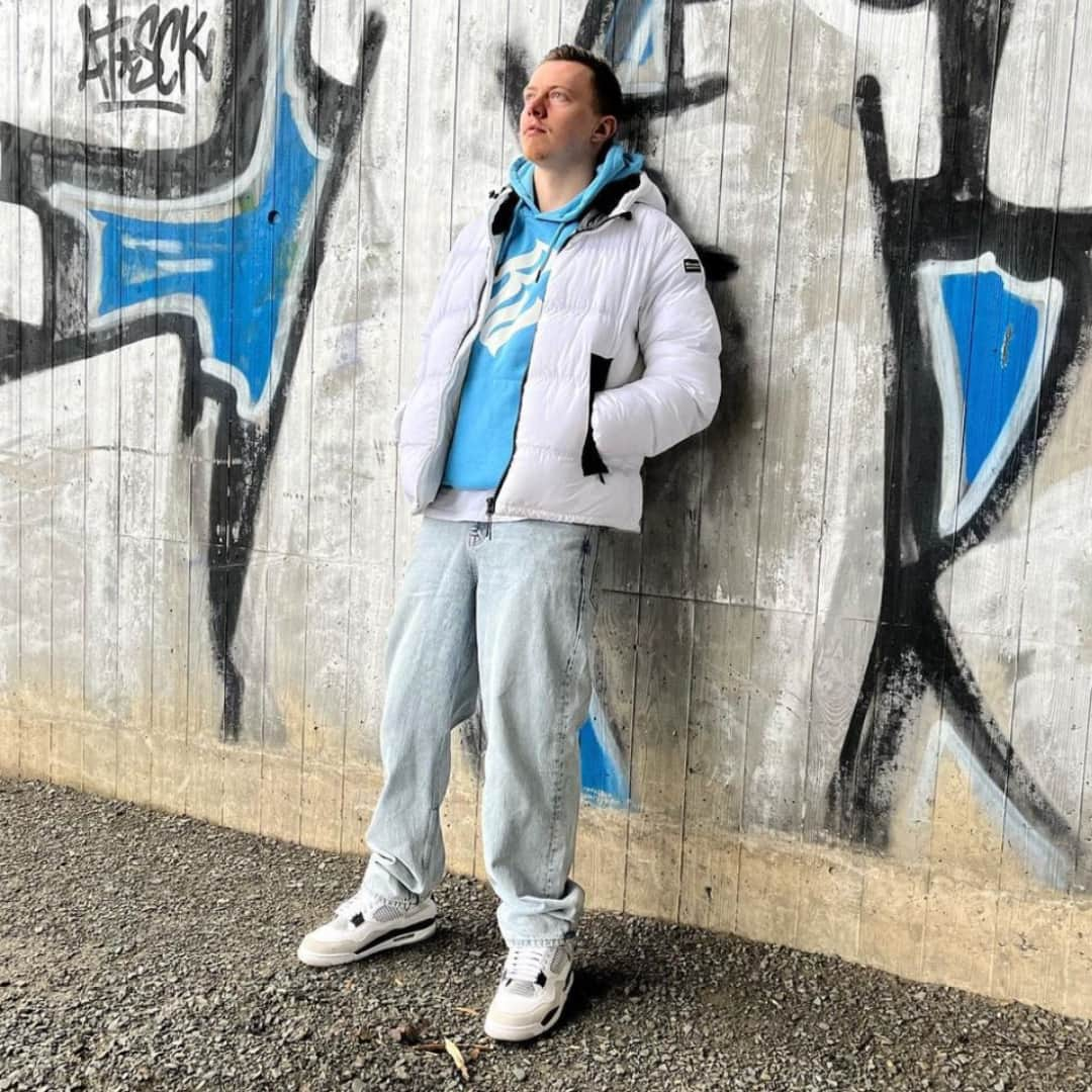 ロカウェアのインスタグラム：「Style out in #Rocawear 📸: @kevin.og97」