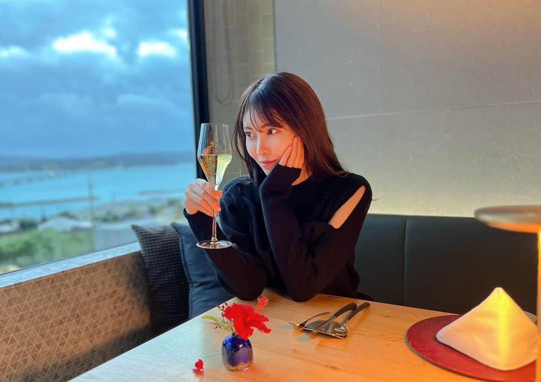 清水愛美さんのインスタグラム写真 - (清水愛美Instagram)「🥂  みなさんGWは いかがお過ごしですか？？💕  #GW #沖縄 #子連れディナー #restlesacro  #沖縄 #沖縄子連れ旅 #男の子ママ #古宇利島  #古宇利大橋」4月30日 22時33分 - manami_s0902