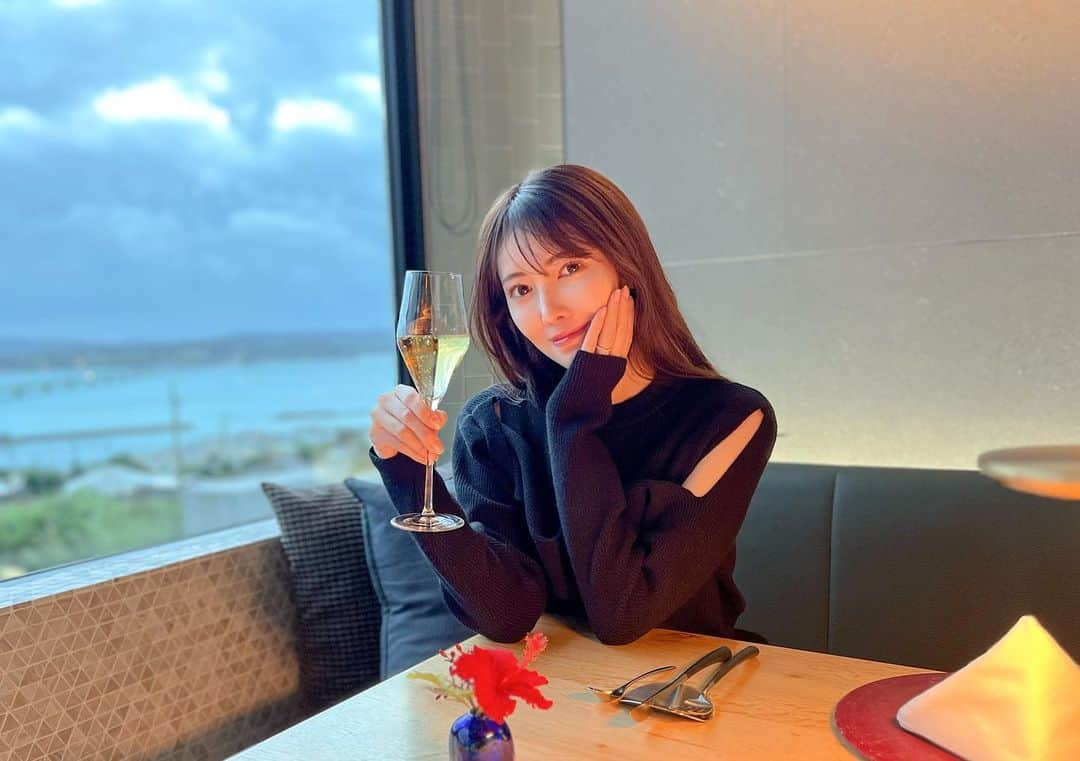 清水愛美さんのインスタグラム写真 - (清水愛美Instagram)「🥂  みなさんGWは いかがお過ごしですか？？💕  #GW #沖縄 #子連れディナー #restlesacro  #沖縄 #沖縄子連れ旅 #男の子ママ #古宇利島  #古宇利大橋」4月30日 22時33分 - manami_s0902