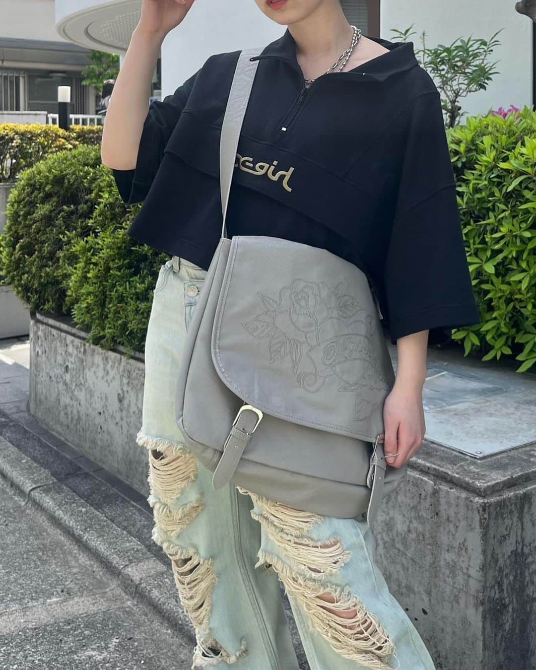XGIRL_ootdのインスタグラム：「#xgirl_ootd  @pyn0504 151cm 　 X-girl STAFF 　 ------------------------------------ ▪️CROPPED ANORAK ￥10,450(税込) ▪️DISTRESSED DENIM PANTS ¥15,400(税込) ▪️FAUX LEATHER MESSANGER BAG ￥9,900(税込) ------------------------------------ 　 #xgirl #xgirljp #xgirlus #エックスガール #ストリートコーデ #夏コーデ #夏服コーデ #低身長コーデ #y2k #y2kファッション #y2kstyle #アノラック #ダメージデニム #メッセンジャーバッグ」
