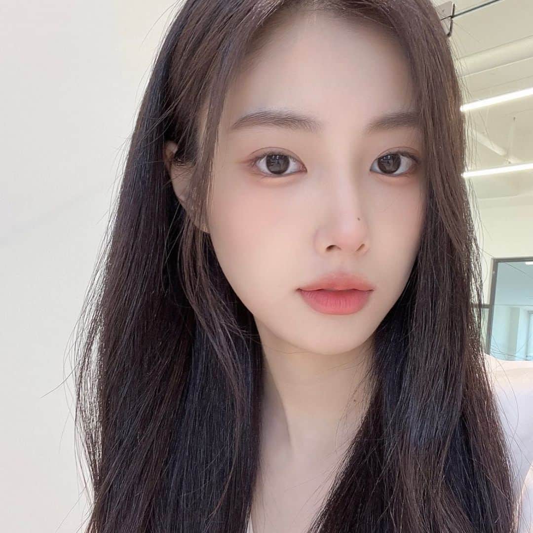 カン・ヘウォンさんのインスタグラム写真 - (カン・ヘウォンInstagram)「KANG HYEWON IS BEAUTIFUL IN ANY ANGLES 🤍」4月30日 22時36分 - hyewon__izone