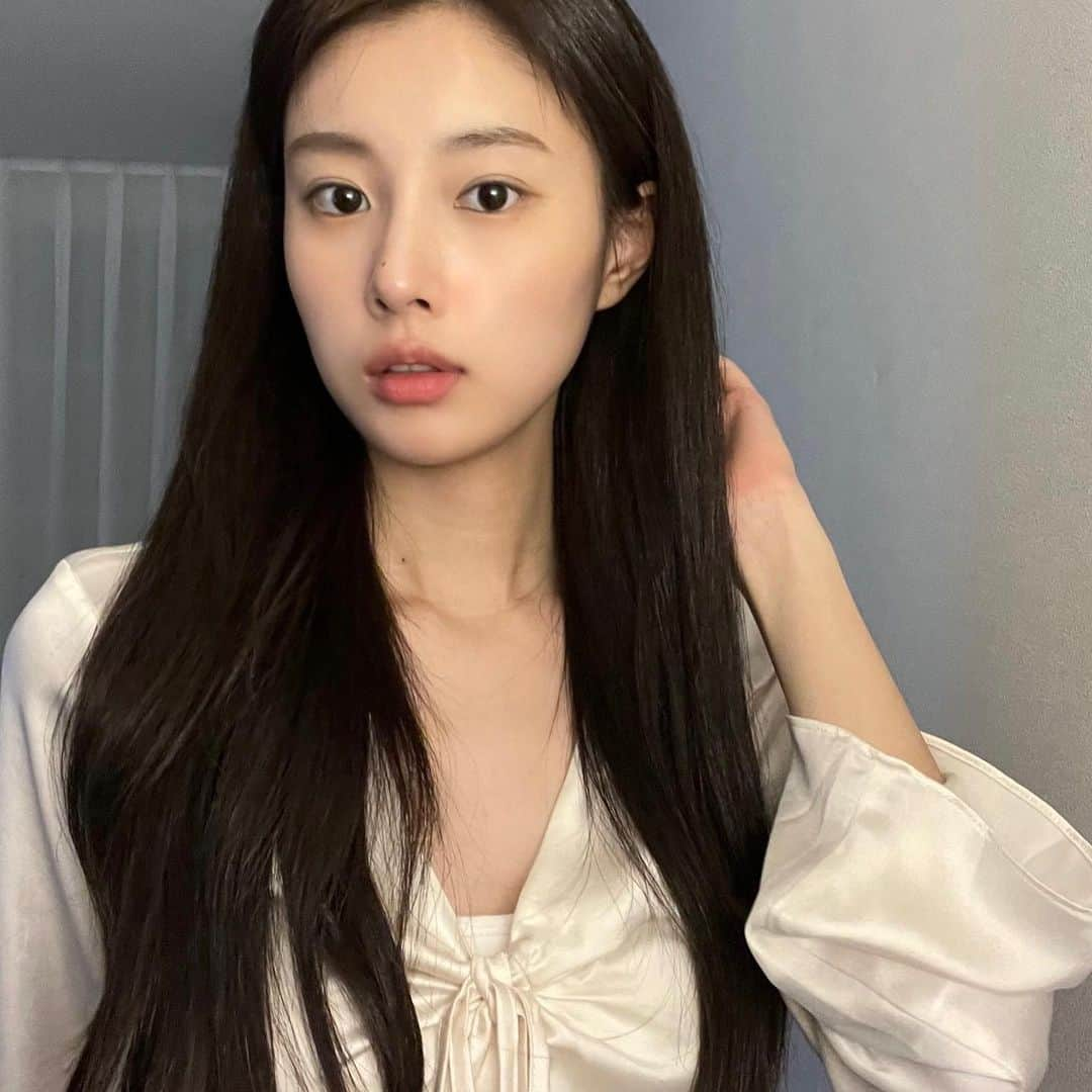 カン・ヘウォンさんのインスタグラム写真 - (カン・ヘウォンInstagram)「KANG HYEWON IS BEAUTIFUL IN ANY ANGLES 🤍」4月30日 22時36分 - hyewon__izone