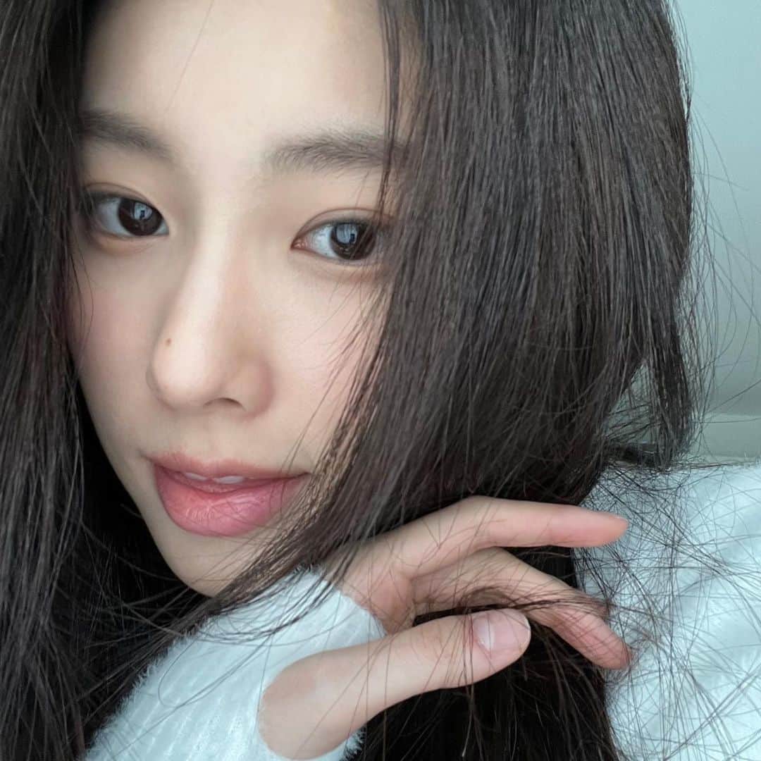 カン・ヘウォンさんのインスタグラム写真 - (カン・ヘウォンInstagram)「KANG HYEWON IS BEAUTIFUL IN ANY ANGLES 🤍」4月30日 22時36分 - hyewon__izone