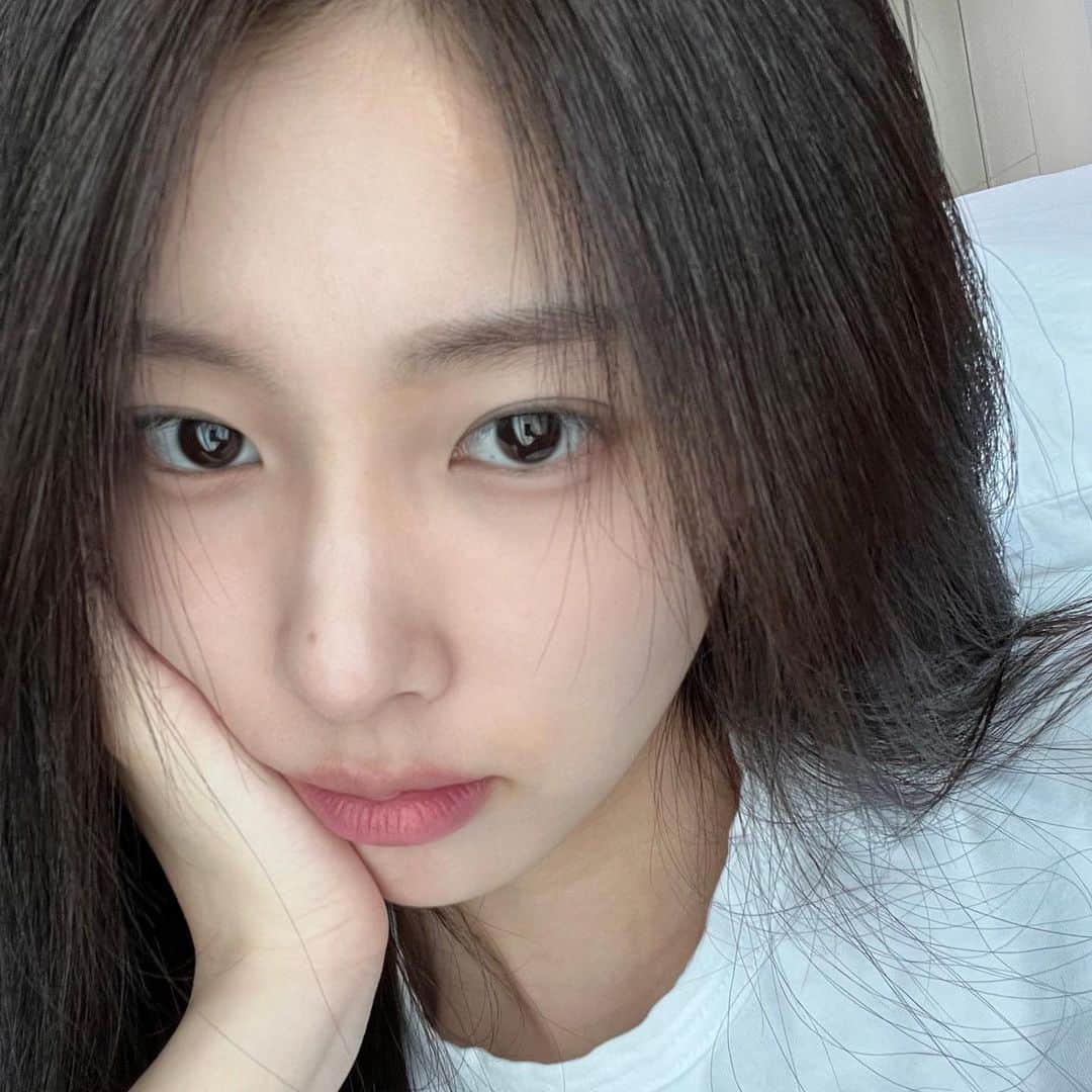 カン・ヘウォンさんのインスタグラム写真 - (カン・ヘウォンInstagram)「KANG HYEWON IS BEAUTIFUL IN ANY ANGLES 🤍」4月30日 22時36分 - hyewon__izone