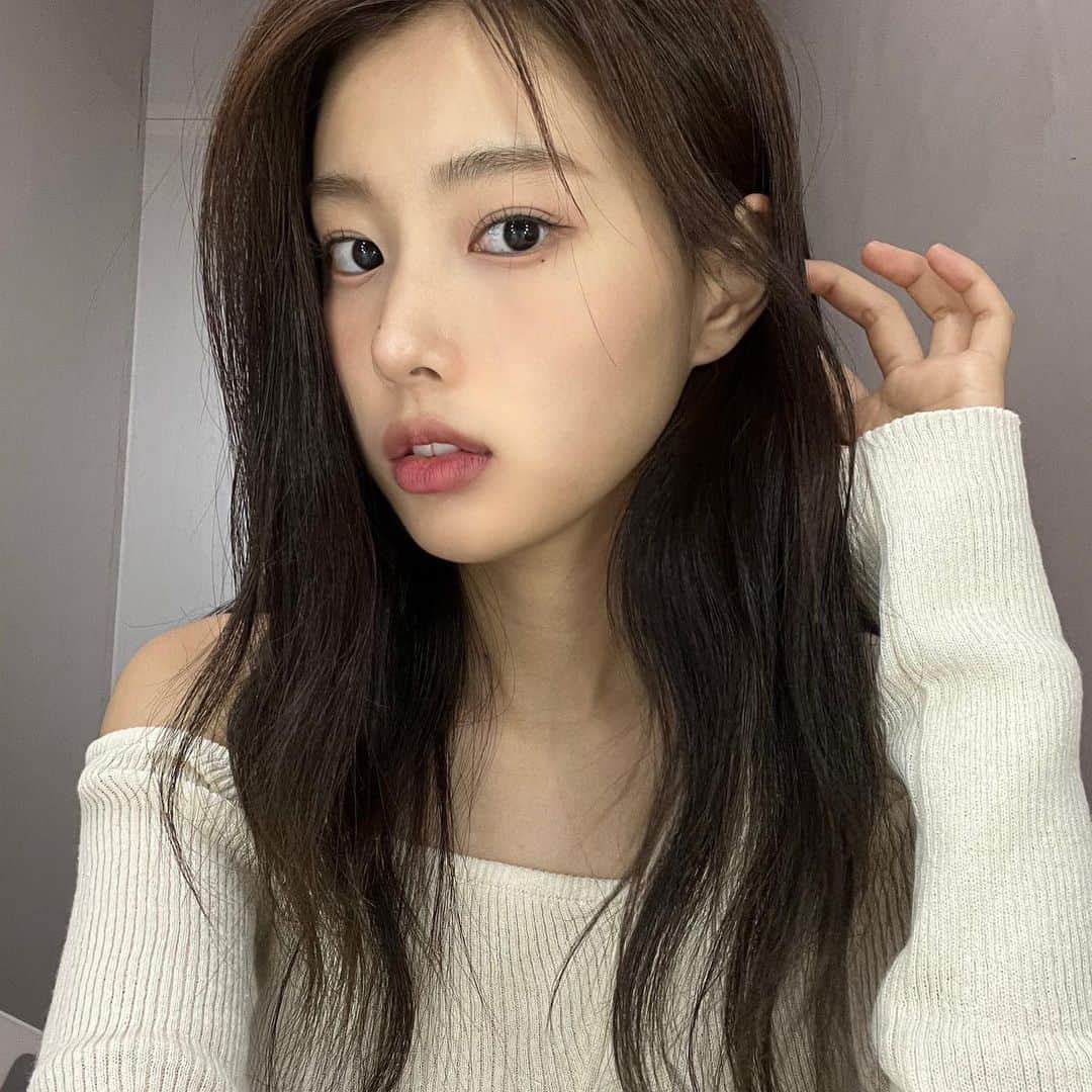 カン・ヘウォンさんのインスタグラム写真 - (カン・ヘウォンInstagram)「KANG HYEWON IS BEAUTIFUL IN ANY ANGLES 🤍」4月30日 22時36分 - hyewon__izone