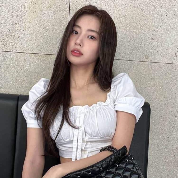 カン・ヘウォンのインスタグラム：「KANG HYEWON IS BEAUTIFUL IN ANY ANGLES 🤍」