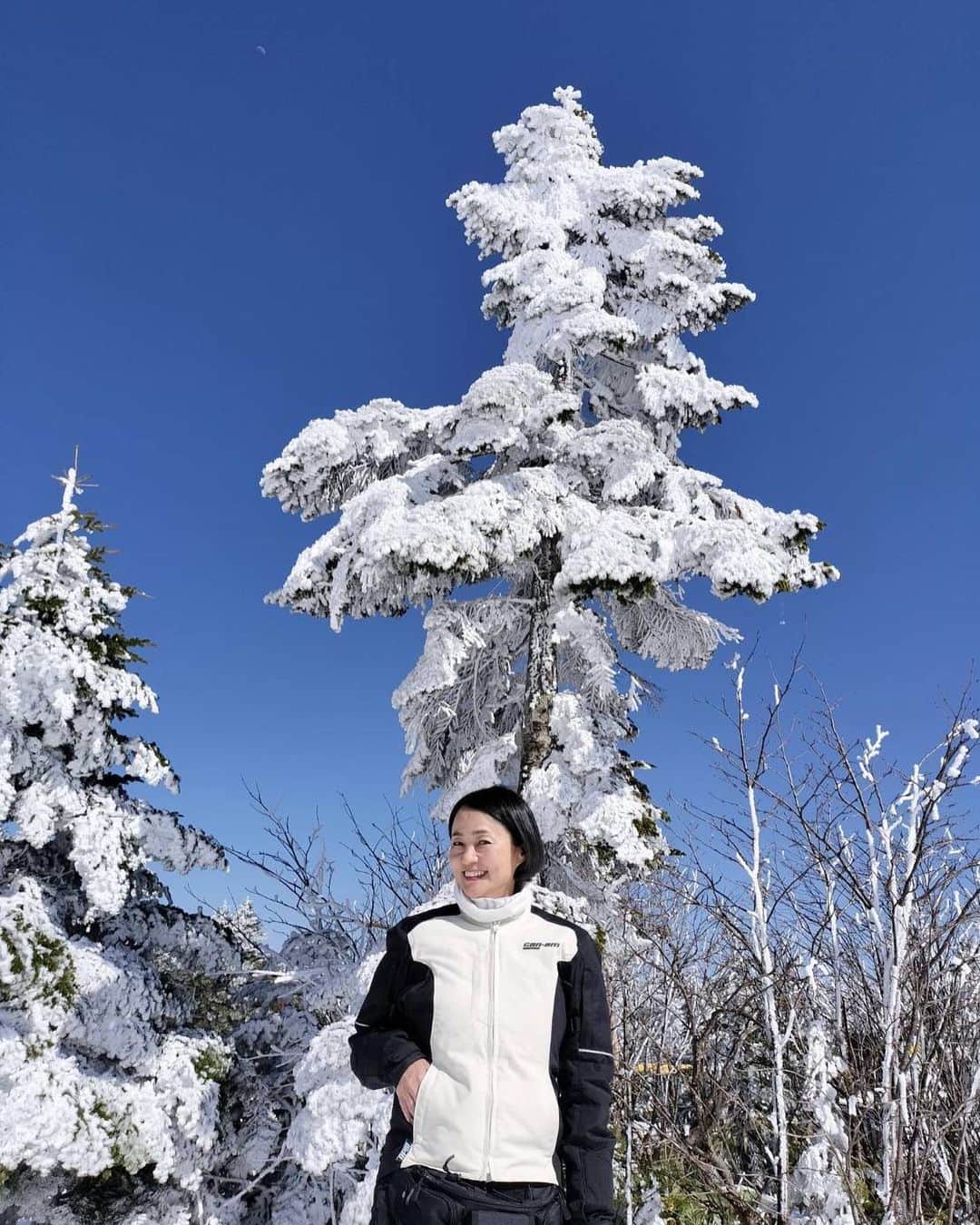 橋本志穂さんのインスタグラム写真 - (橋本志穂Instagram)「雪山にバイクで行けるなんて❣️ しかも、前日までは雪で閉鎖だったの。 近くまで行ったら開通になった‼️ 一か八か、行ってみてラッキー❣️ お天気もサイコー 青い空、白い雪 全てが眩しかったぜぃ🥰  楽しい提案をしてくれた正木さんと浅野さんに感謝です‼️  来年は スパイダー仲間がもっと増えるといいなー  #バイク女子　#brp　#can-am #SPYDERF3 #渋峠 #雪山」4月30日 22時37分 - shihohashimoto3